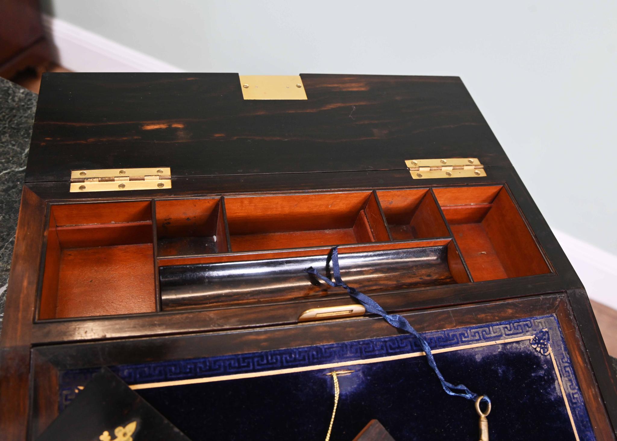 Caja inclinada de escritura dorada Coromandel Monturas de latón Caja victoriana 1860 en venta 3