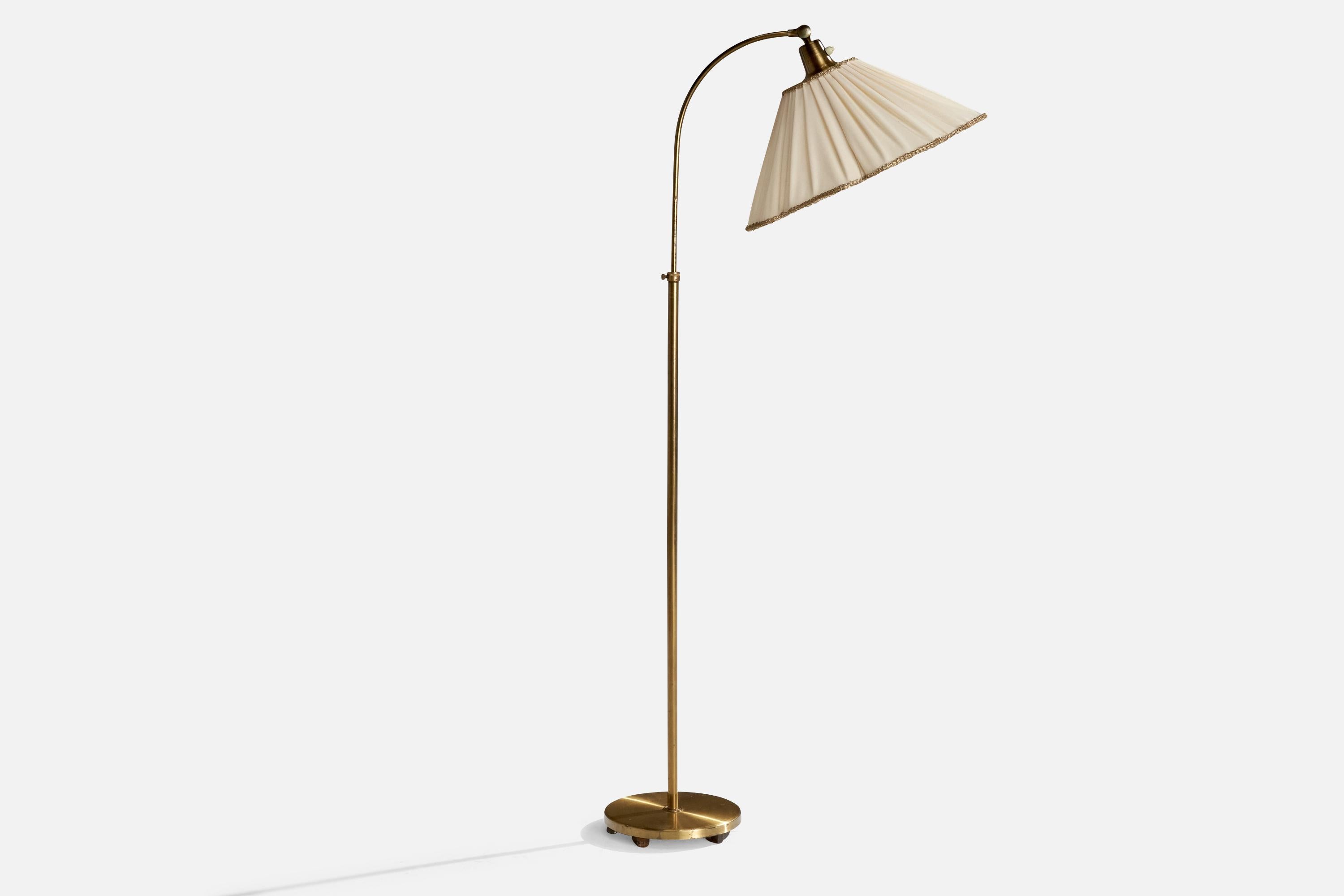 Lampadaire réglable en laiton et en tissu conçu et produit par Fabrice Belysning, Suède, vers les années 1940.

Dimensions de la lampe (pouces) : 56.25