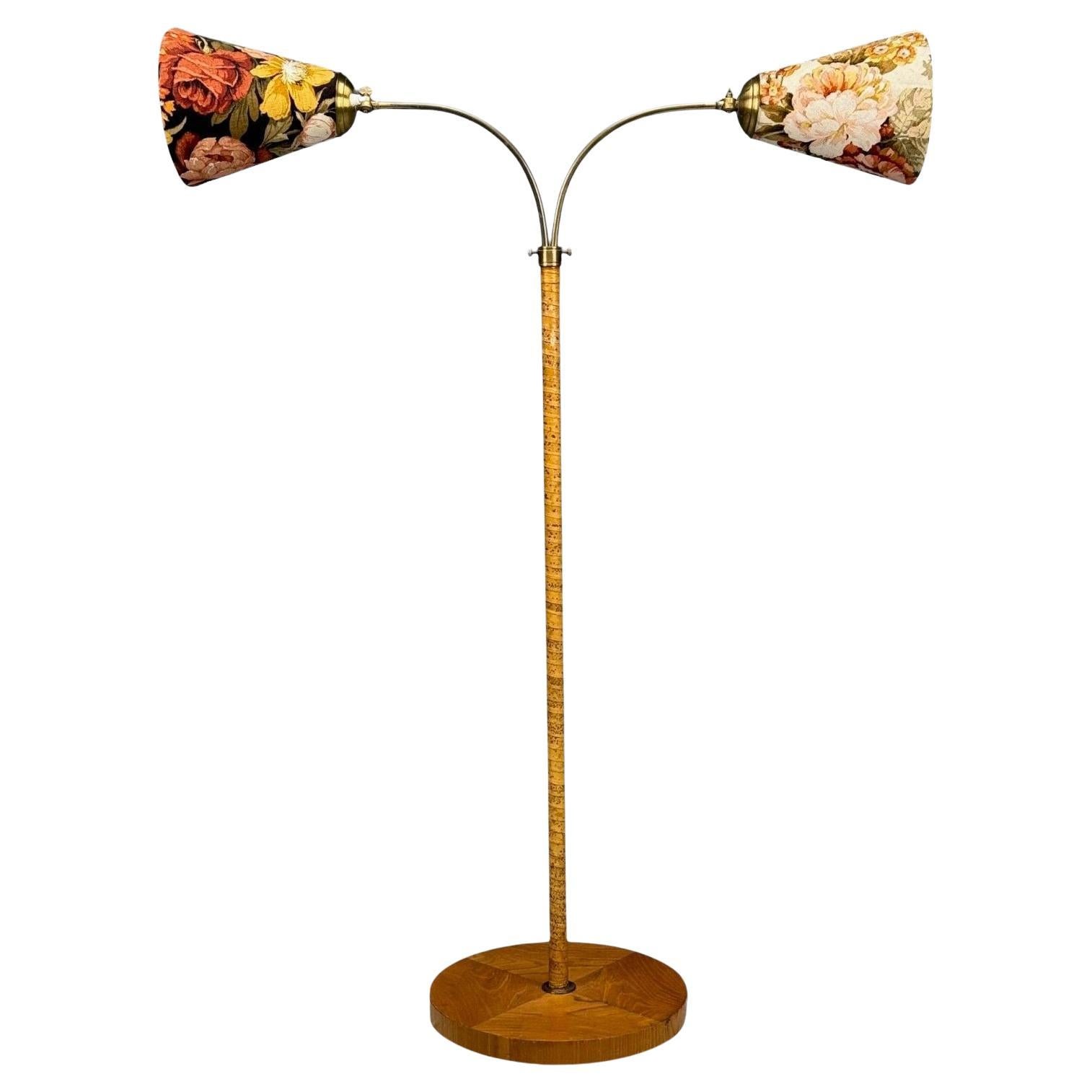 Corona Belysning, Lampada da terra, Wood, Ottone, Fabrice, Svezia, anni 
40 in vendita