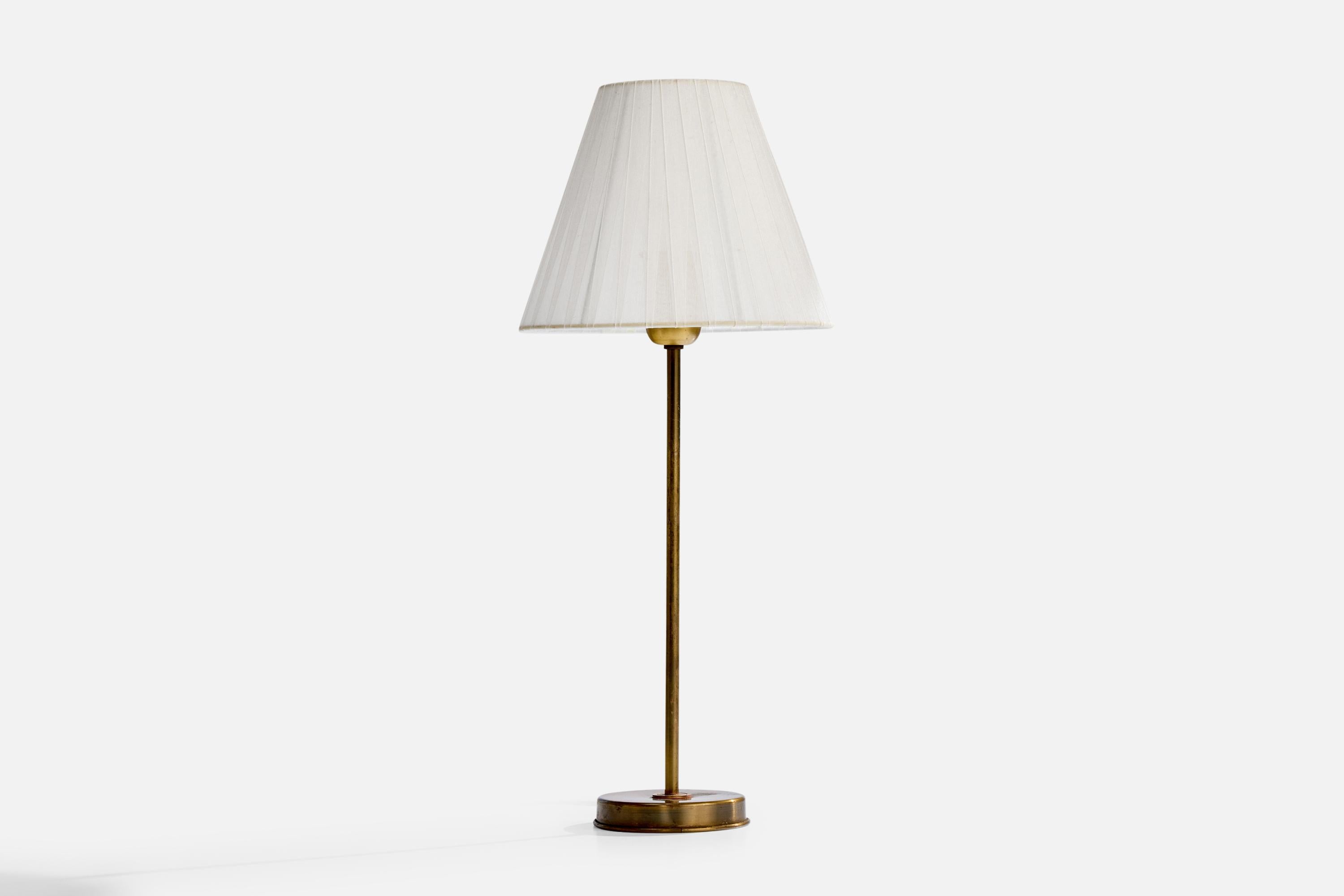 Tischlampe aus Messing und weißem Stoff, hergestellt von Corona Belysning, Schweden, ca. 1940er Jahre.

Abmessungen der Lampe mit Schirm (Zoll): 20.0 