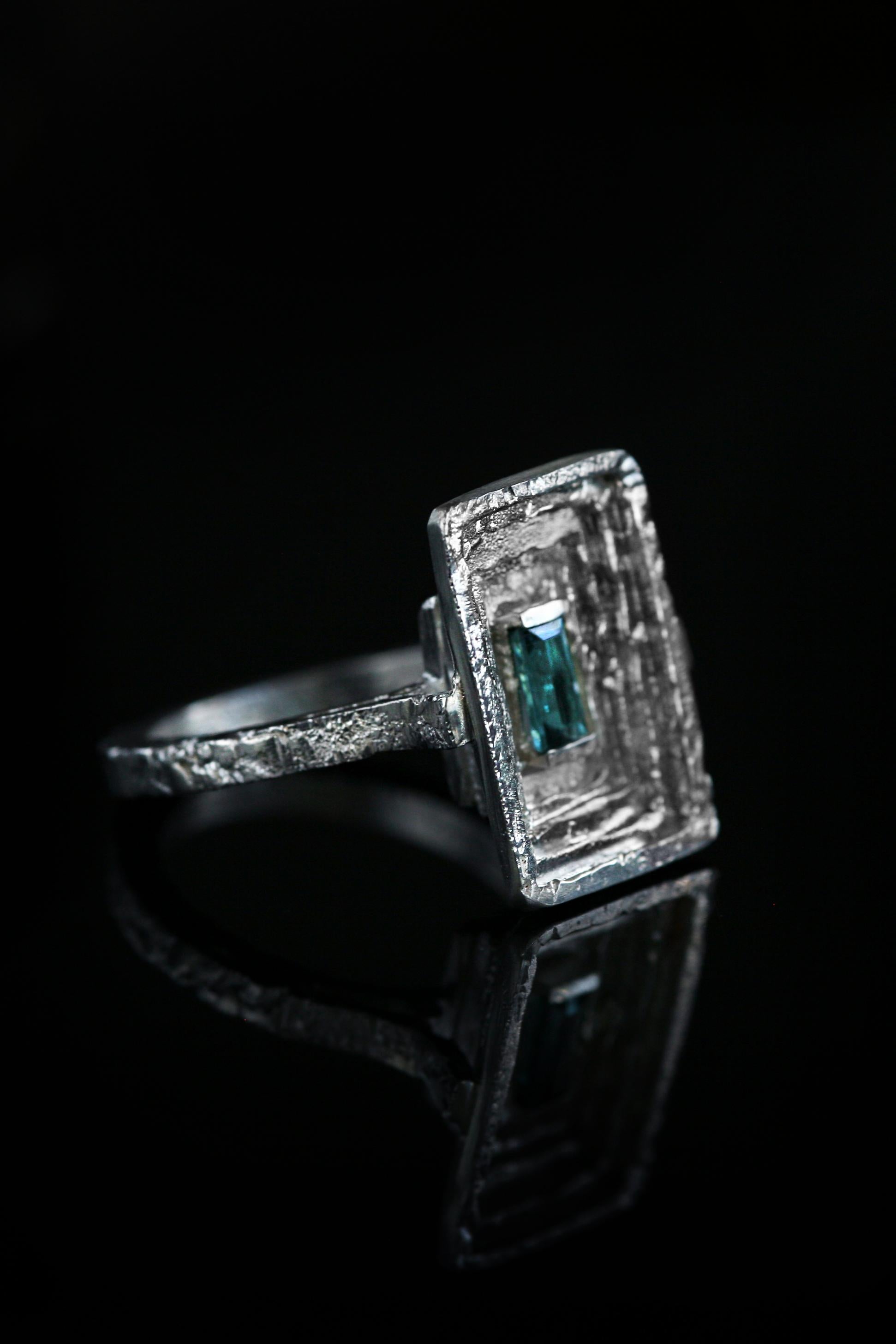 Im Angebot: 0,3 Karat Blauer Indicolith Baguetteschliff 18k Weißgold Modernist Cocktail Ring () 2
