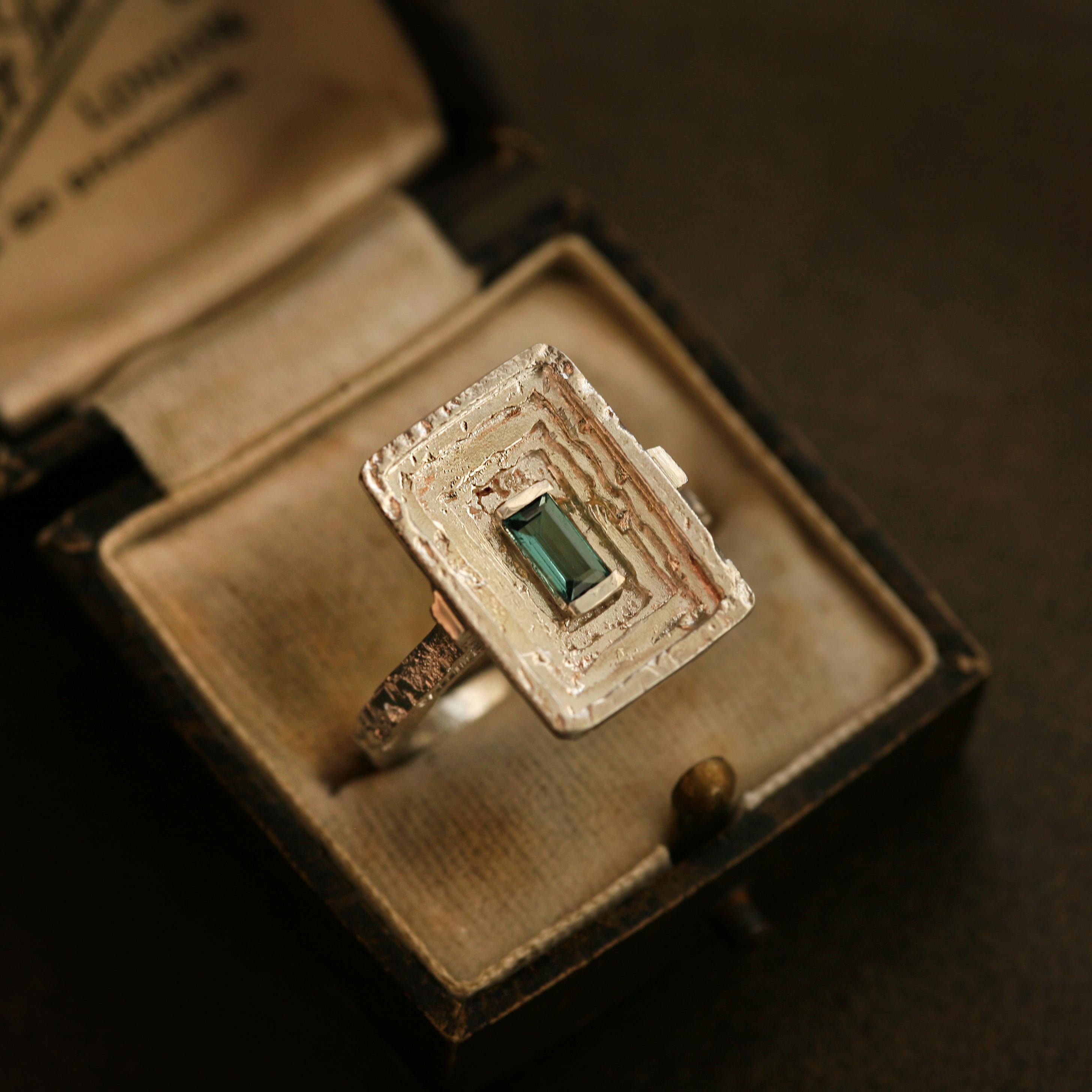 Im Angebot: 0,3 Karat Blauer Indicolith Baguetteschliff 18k Weißgold Modernist Cocktail Ring () 3