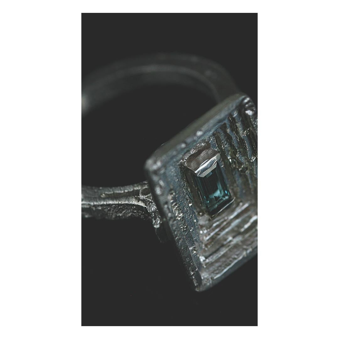 Im Angebot: 0,3 Karat Blauer Indicolith Baguetteschliff 18k Weißgold Modernist Cocktail Ring () 4