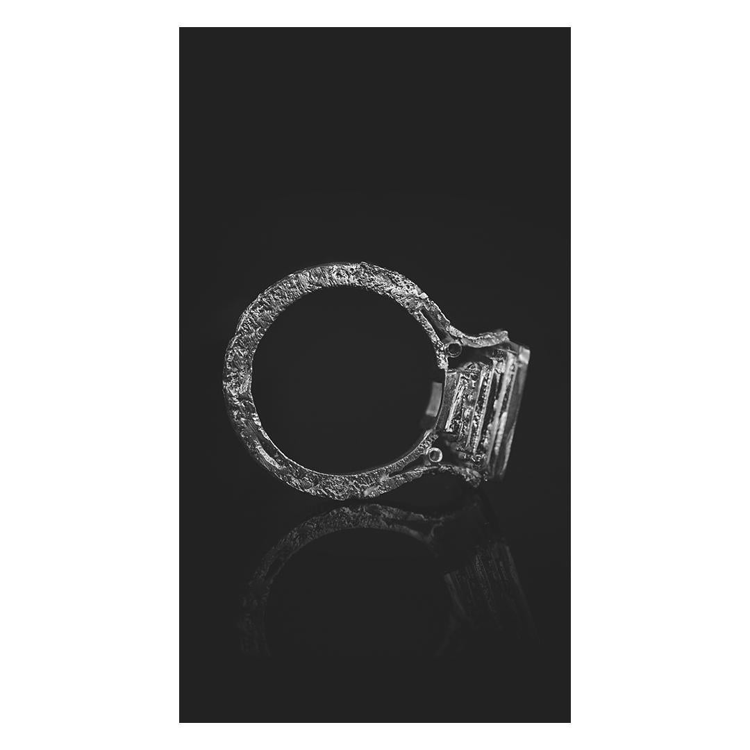 Im Angebot: 0,3 Karat Blauer Indicolith Baguetteschliff 18k Weißgold Modernist Cocktail Ring () 6