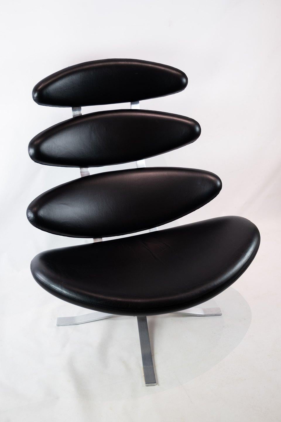 Fauteuil Corona, modèle EJ 5, conçu par Poul M. Volther en 1964 et fabriqué chez Erik Jørgensen. La chaise est recouverte de cuir cava noir.
  