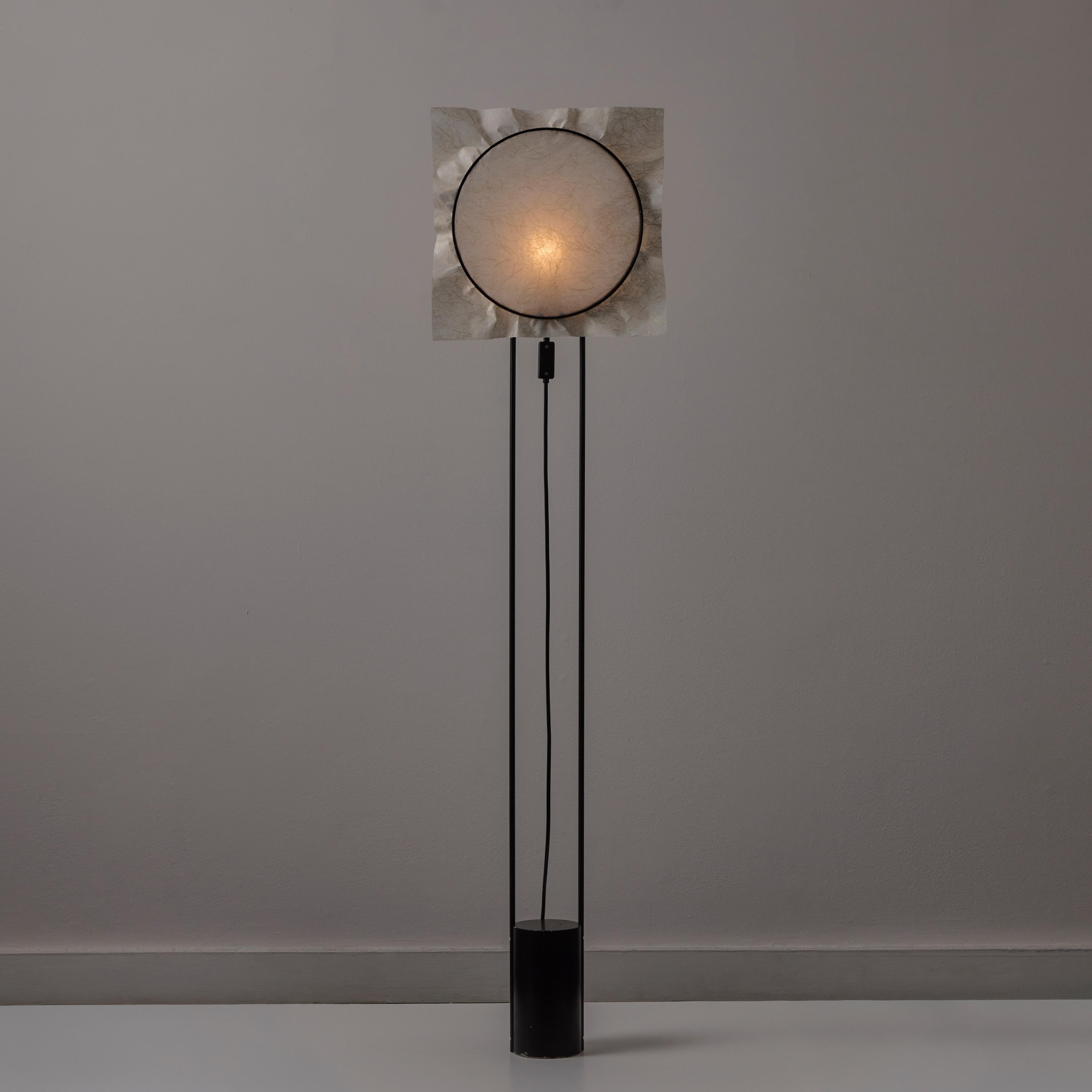 Lámpara de pie 'Corona' V.L. Porcelli y C. Basile para Porcelli Asociados. Diseñado y fabricado en EE.UU. hacia la década de 1980.  Un cilindro de base fuertemente lastrada y dos vástagos paralelos, ambos acabados en acero ennegrecido. Emparejado