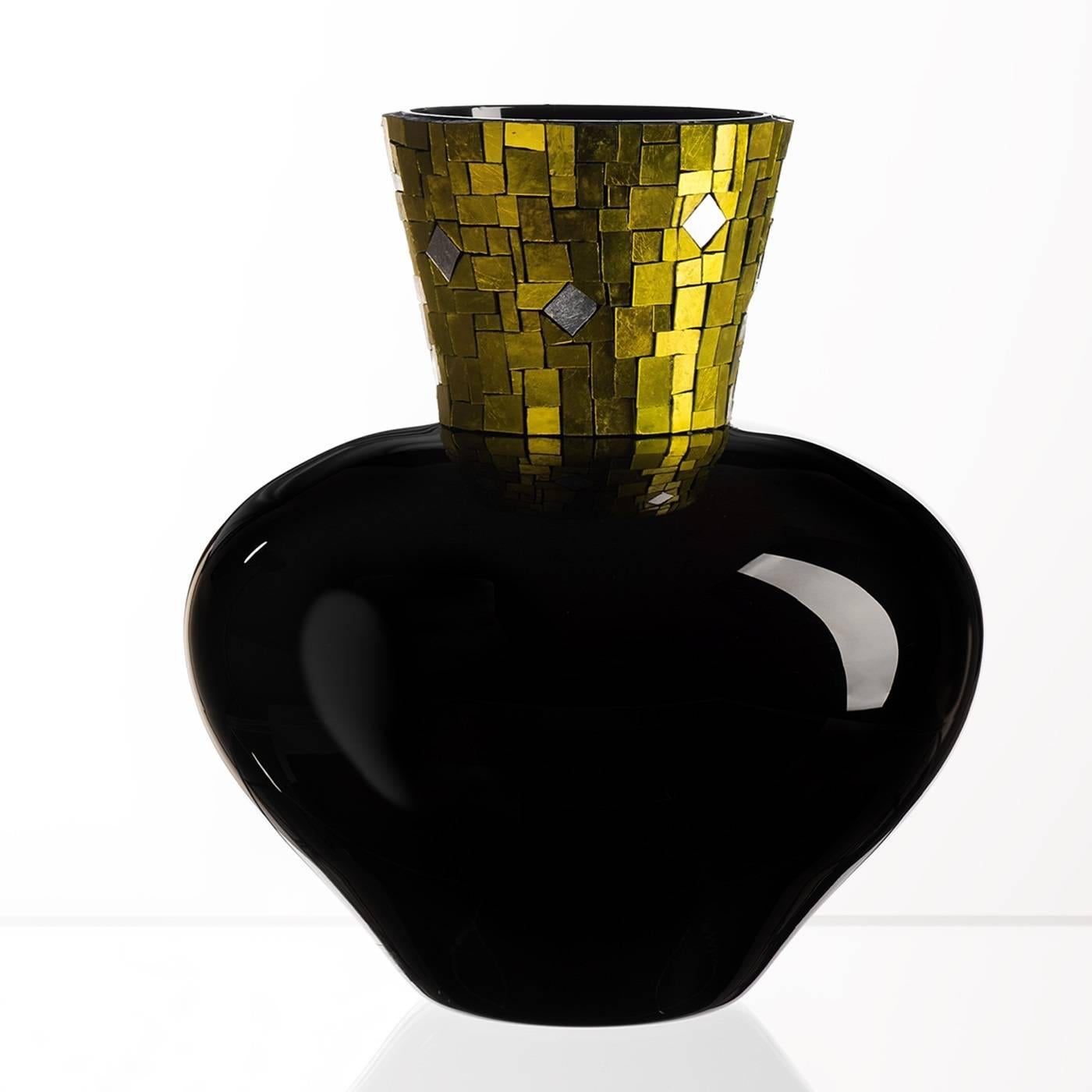 The sinuous shape of this sophisticated Murano mouth-blown glass vase part of the Design Collection is enhanced by its black color, while the mosaic detail that covers its neck adds a dramatic, eye-catching effect. The geometric design is created by