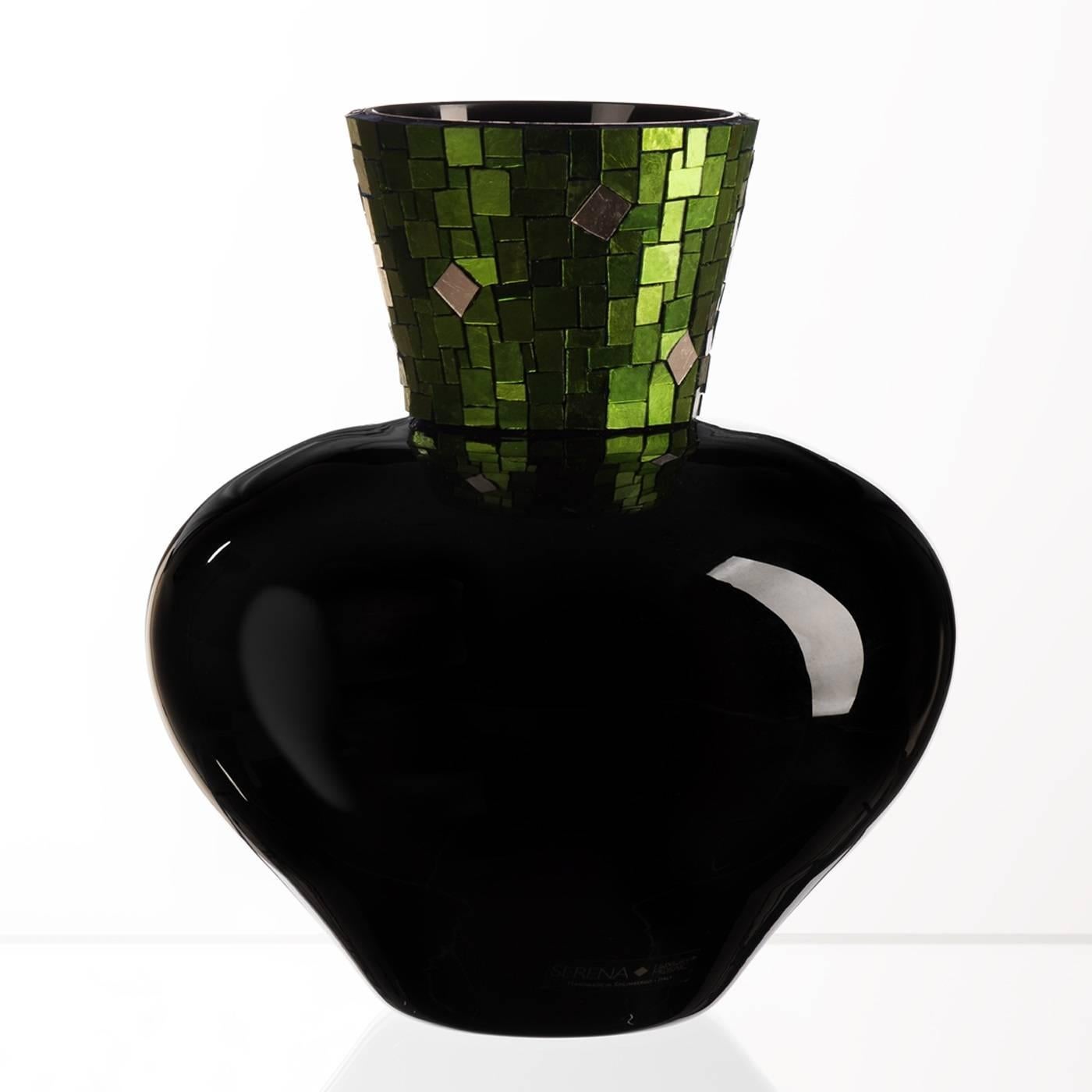 A sinuous shape and a striking color combination are the distinguishing features of this Murano mouth-blown vase from the Design collection. A splendid mosaic graces its top, made of precious tesserae of 24-karat gold foil and citrine glass and