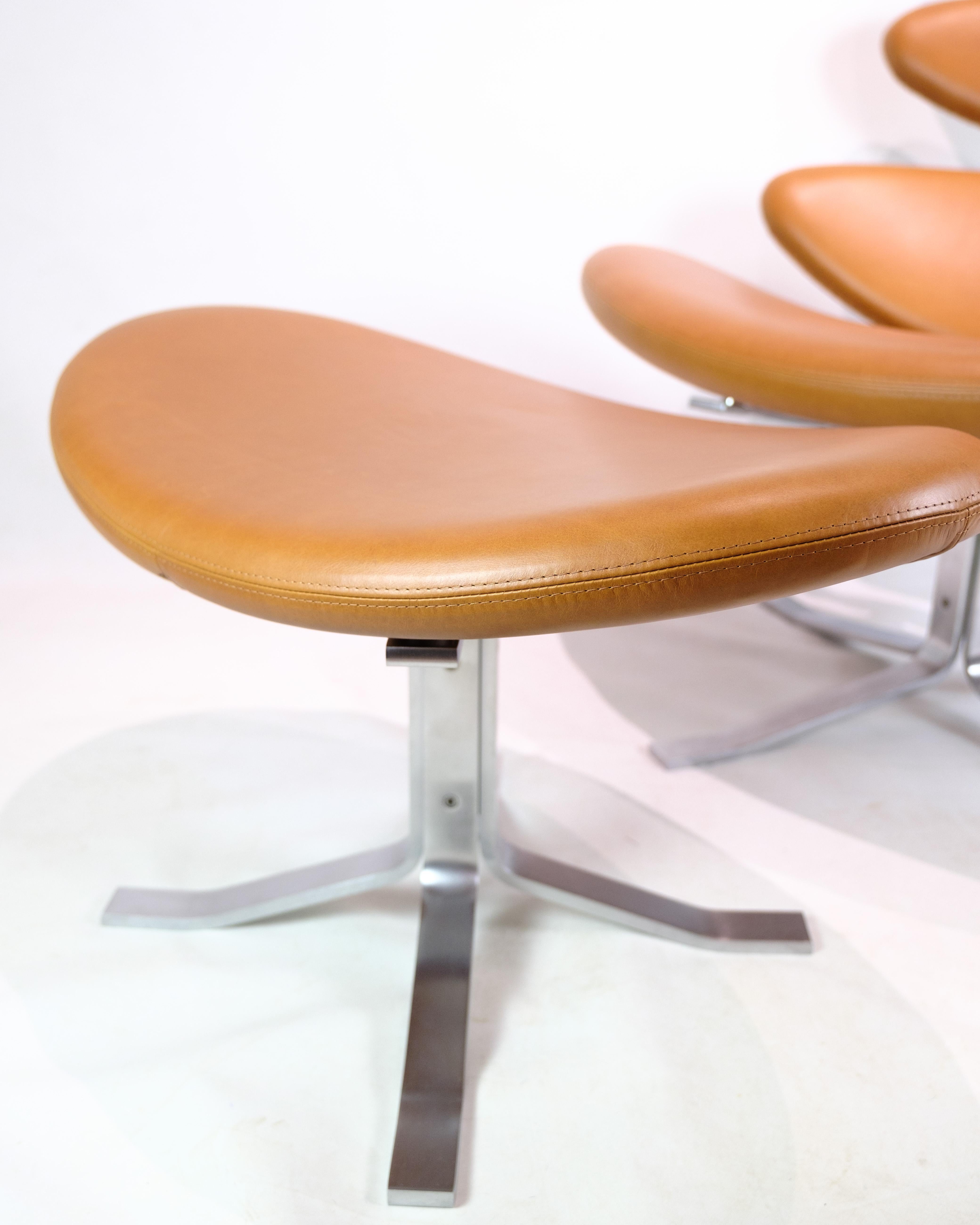 Le fauteuil de relaxation Corona avec tabouret, modèle EJ 5, recouvert de cuir Walnut Elegance, conçu par Poul M. Volther pour Erik Jørgensen dans les années 1960. La chaise est connue pour sa forme unique et son confort. Poul M-One a été un