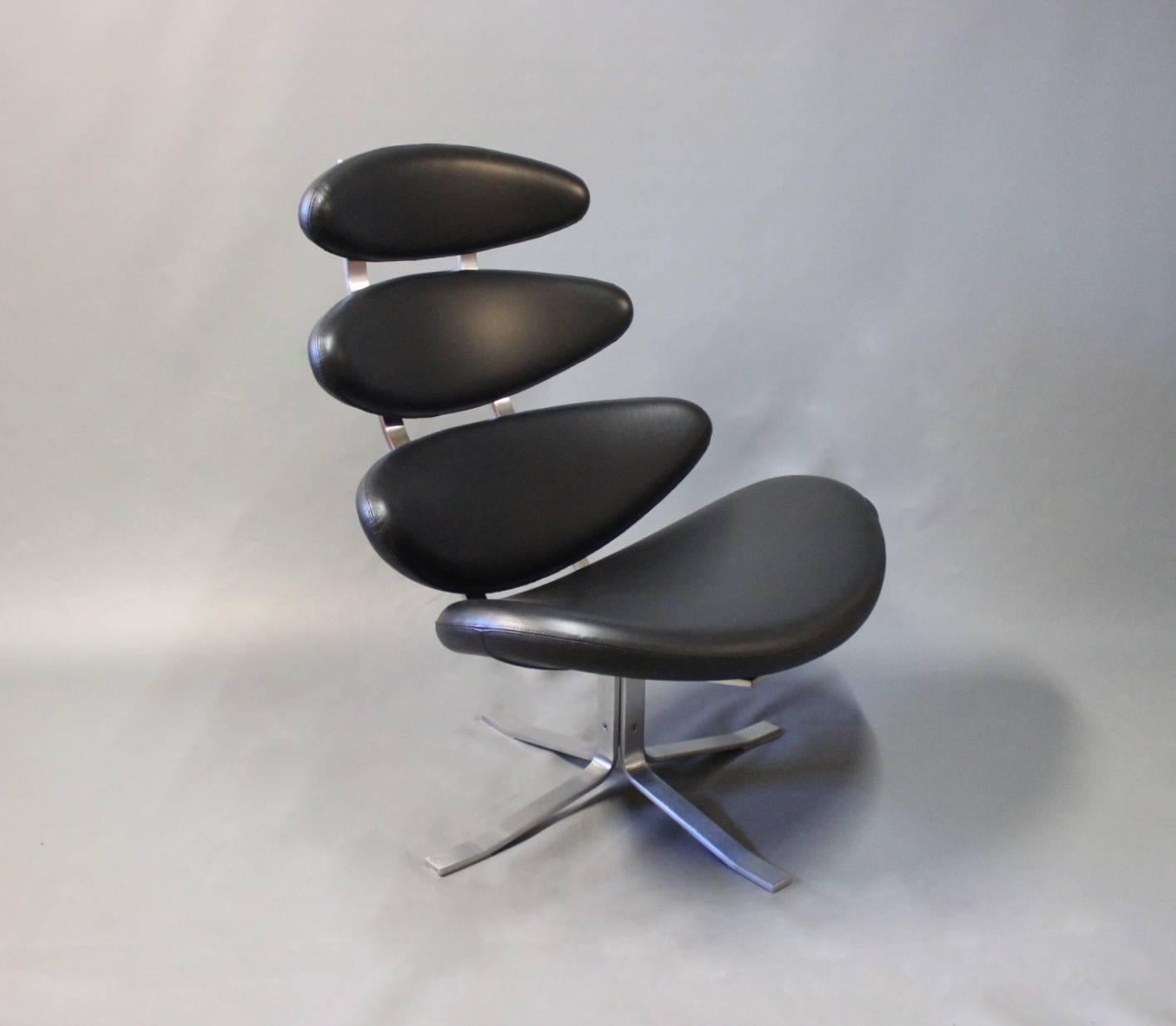 Der Corona-Sessel, Modell EJ 5, entworfen von dem talentierten Poul M. Volther im Jahr 1964 und hergestellt von Erik Jørgensen. Der mit schwarzem Cava-Leder gepolsterte Sessel stellt eine perfekte Balance zwischen Komfort und Ästhetik dar.

Poul M.