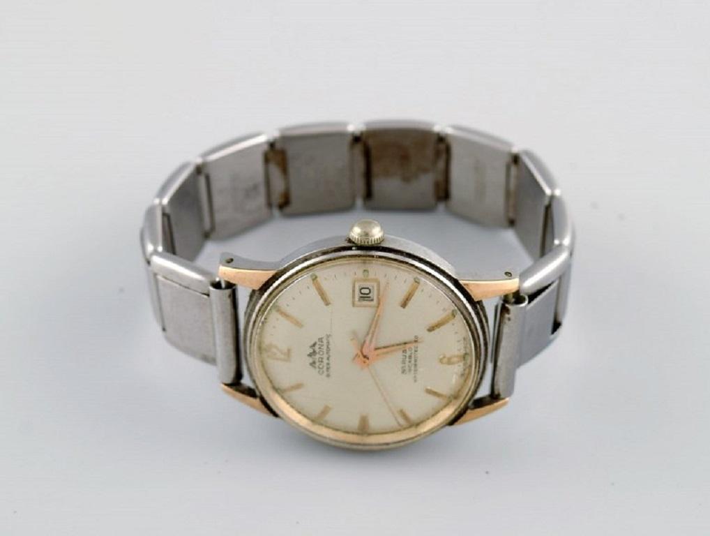 Corona wristwatch with manual winding. Mid-20th century.
Case diameter: 35 mm.
Defective joint in the bracelet and superficial scratches in the glass.
No guarantee for the function of the watch.
Stamped.