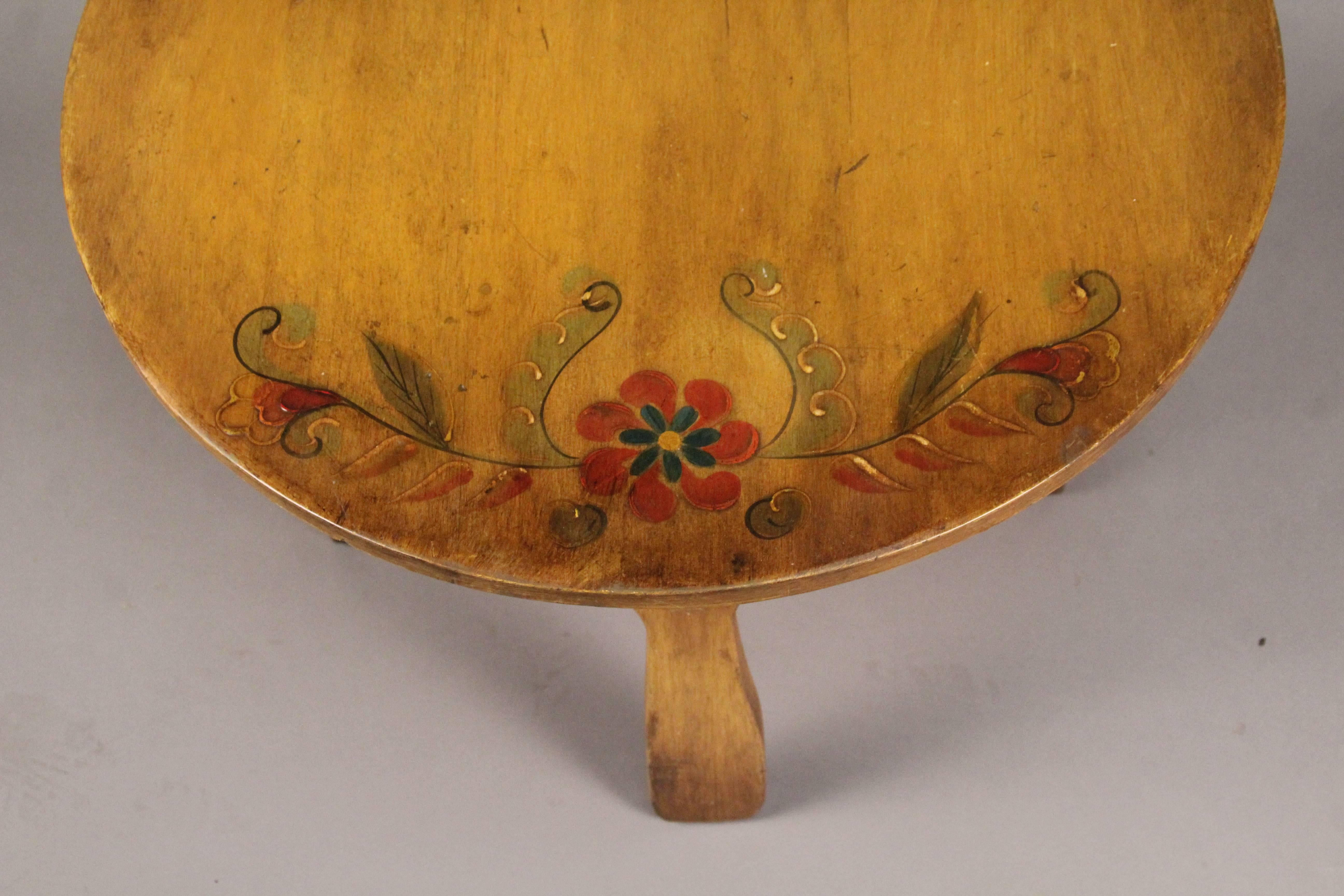 11204. Coronado 1930s coffee table with original finish
Rancho period coffee table with floral painting. Measure: 18.25
