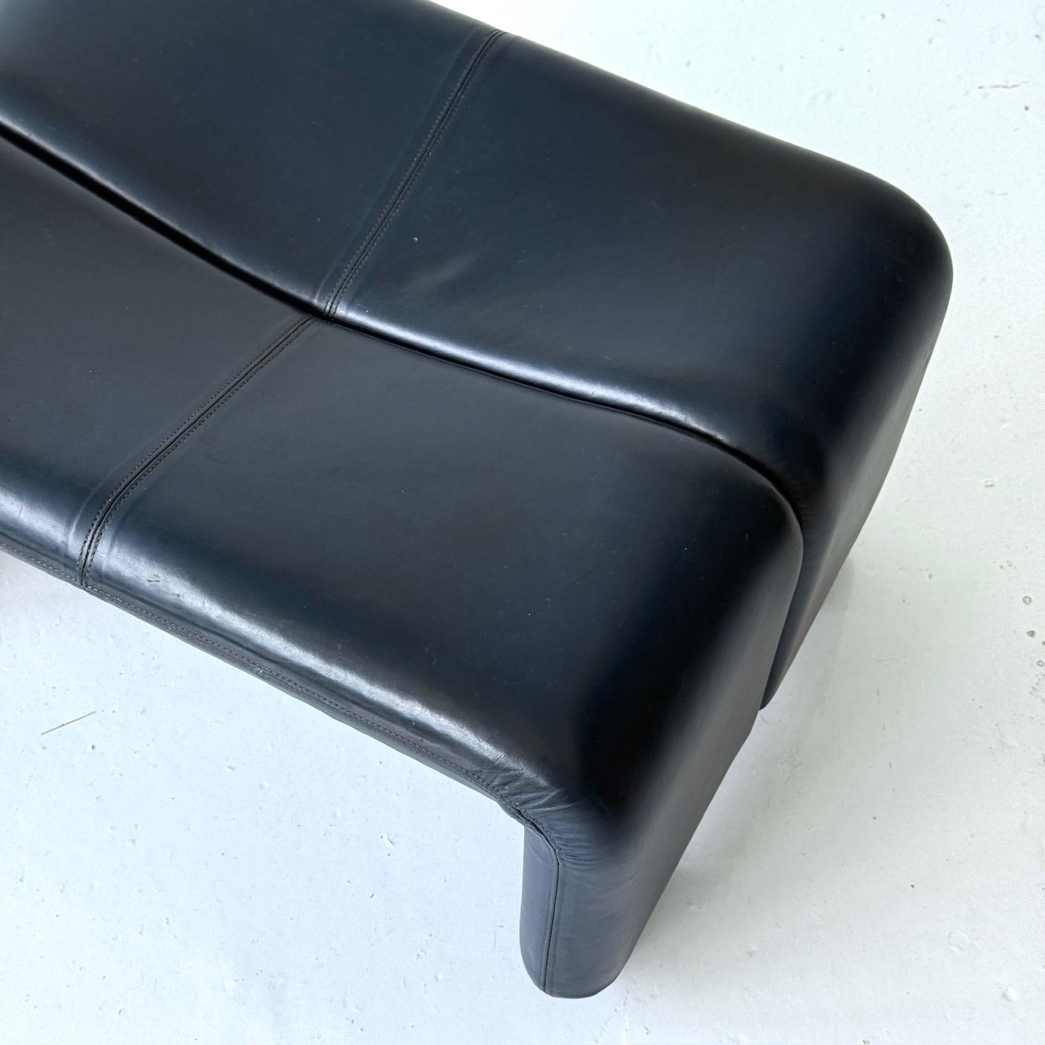 Otomana Coronado de piel azul marino by Afra + Tobia Scarpa for B&B Italia Italiano en venta