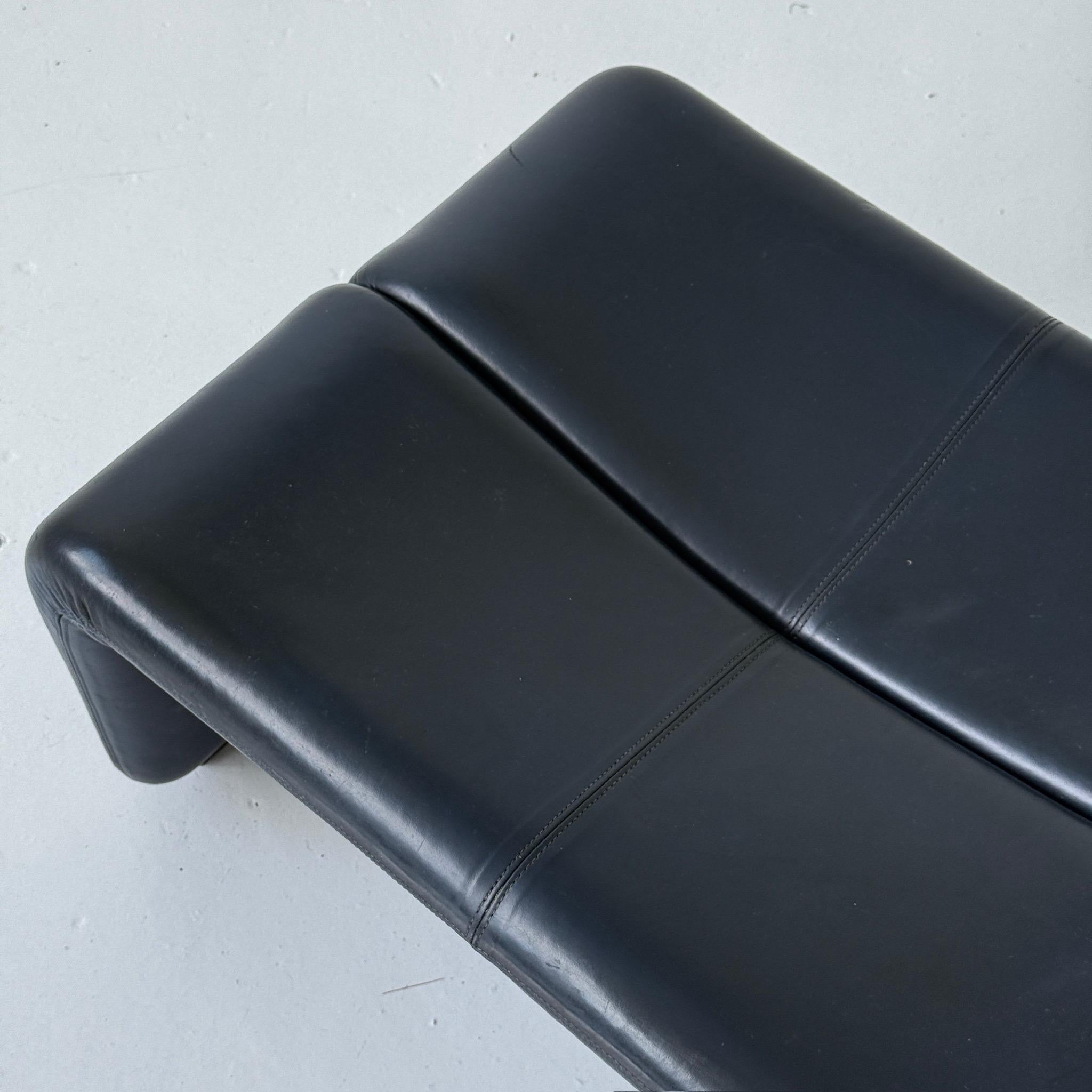 Otomana Coronado de piel azul marino by Afra + Tobia Scarpa for B&B Italia en Bueno estado para la venta en Chicago, IL