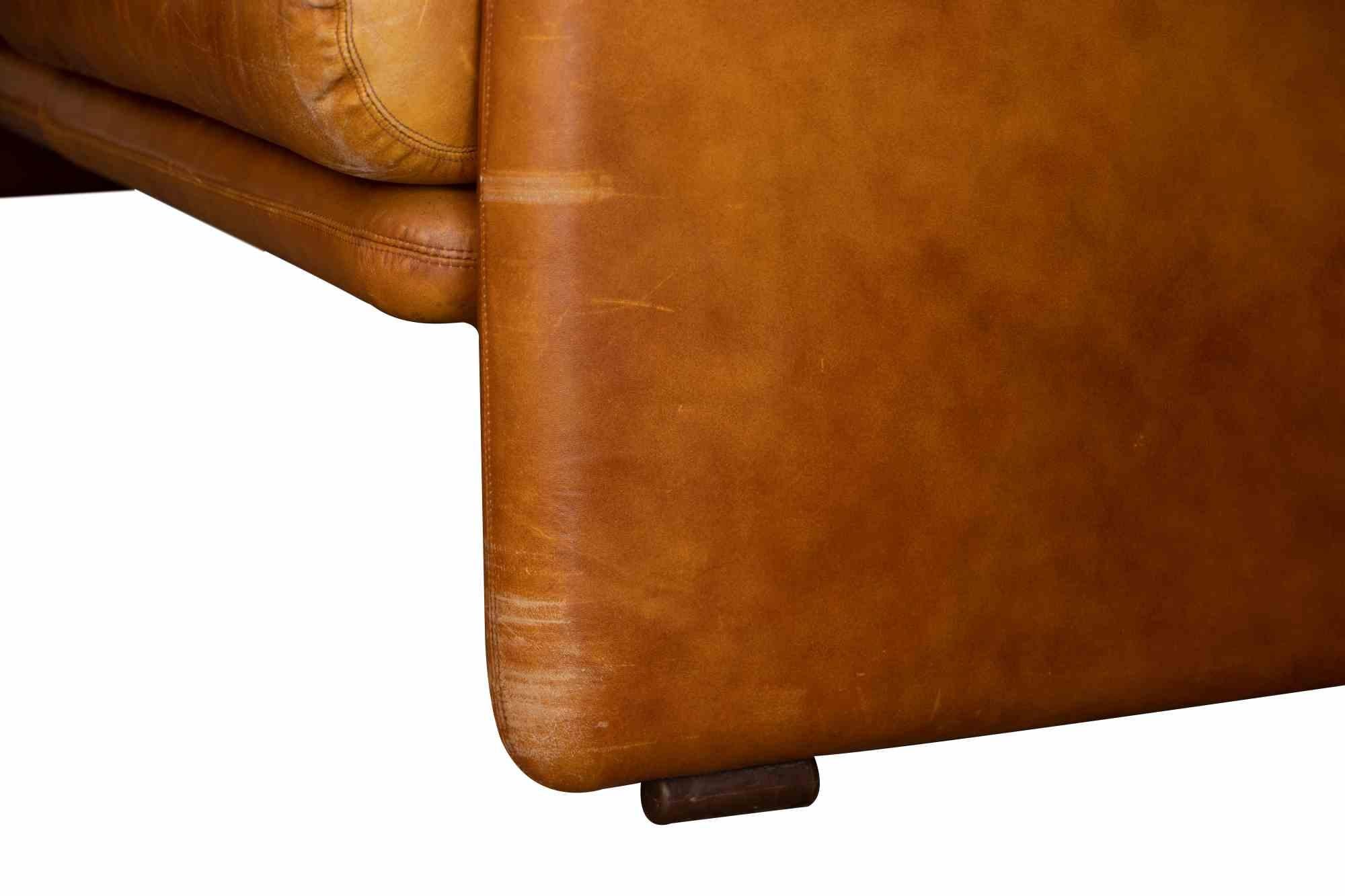 Coronado set is a vintage design set realized by Afra Bianchin and Tobia Scarpa for their company, B&B Italia, in the 1960s.

This set is composed by a sofa and two armchairs model Coronado. Brown leather. Label manufacturer with specific details