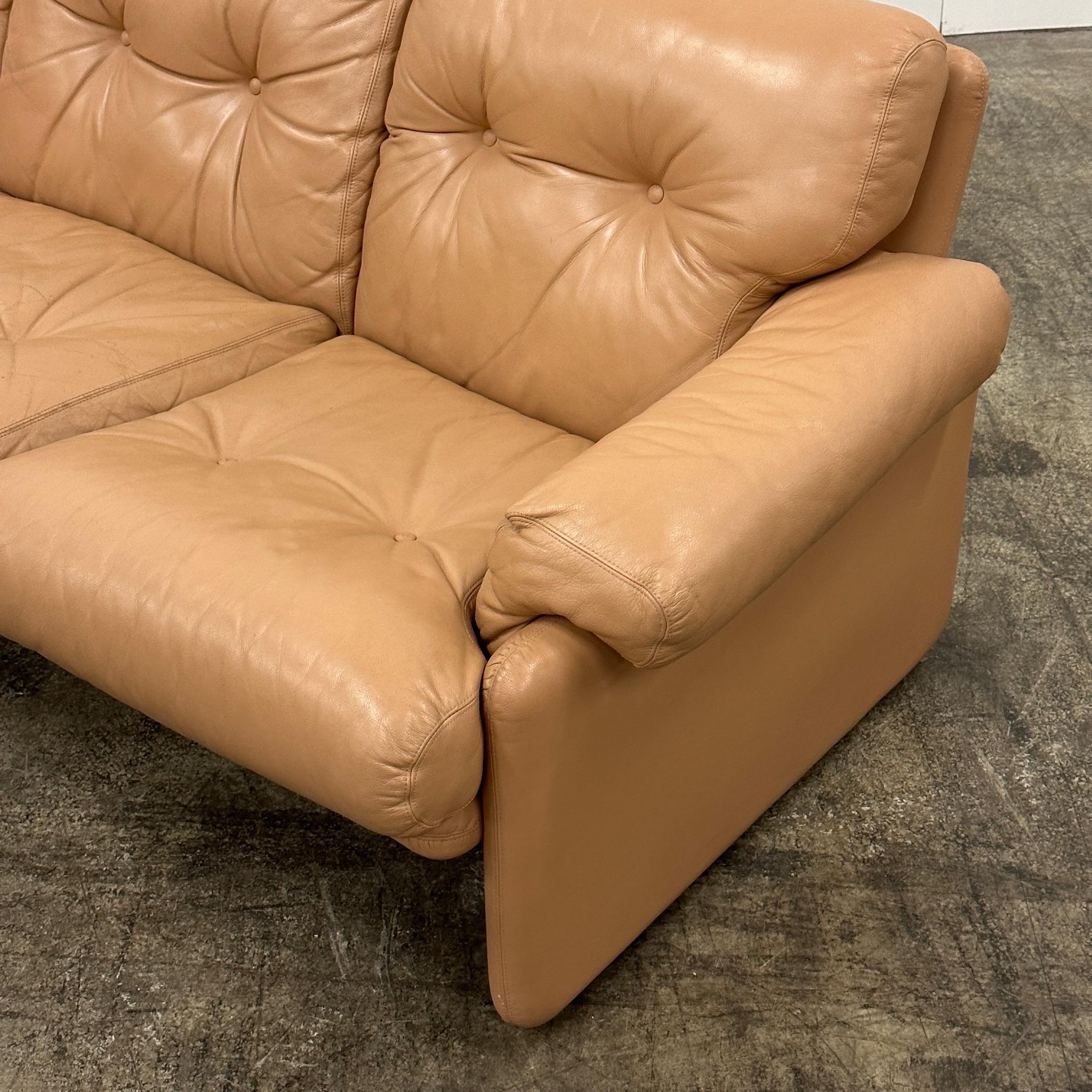 c. 1970s. Fabriquées en Italie. Construction entièrement en cuir. Coronado Loveseat et ottoman également disponibles. 

