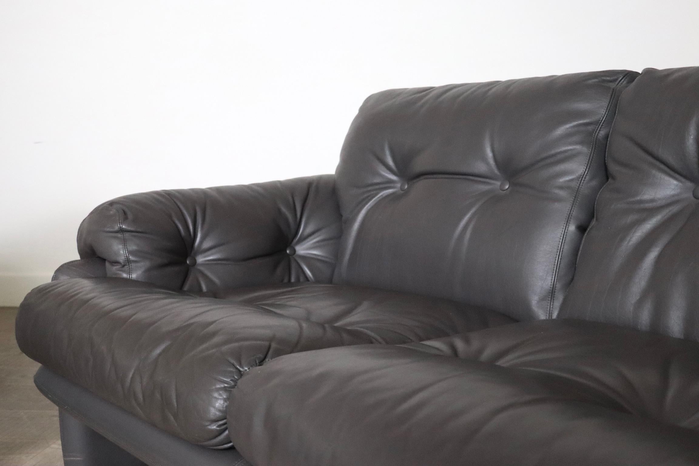 Nice two seater sofa model Coronado designed by Tobia Scarpa for B&B Italia 1980s. A comfortable design sofa which brings character into any space. The beautiful rich grey colour of the leather brings out the cozy design even more! A cute addition
