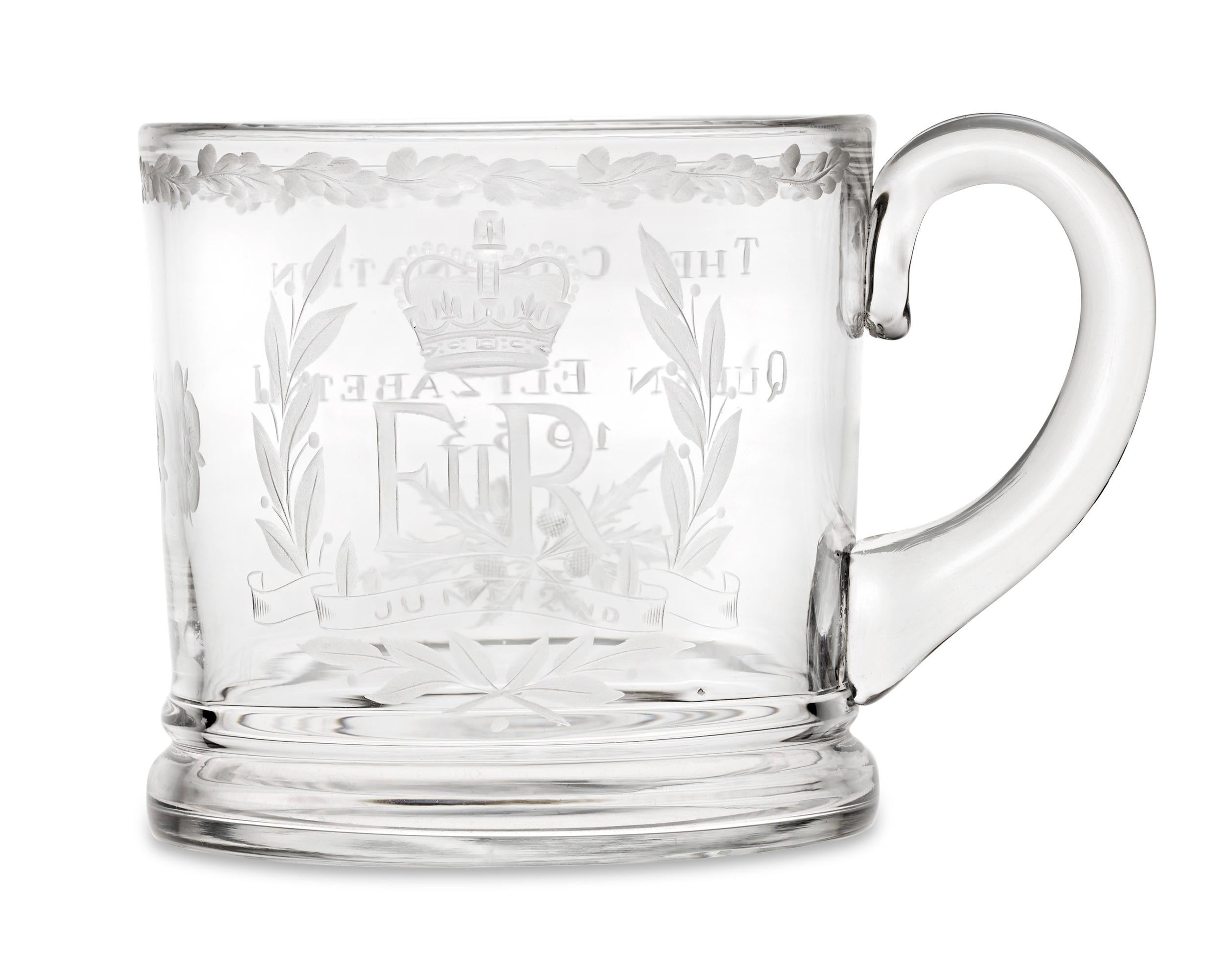 Ce verre gravé a été fabriqué pour commémorer le couronnement de la reine Élisabeth II. Seize ans après le couronnement de son père, le roi George VI, le couronnement officiel de la reine Élisabeth II a représenté un mélange fascinant de tradition