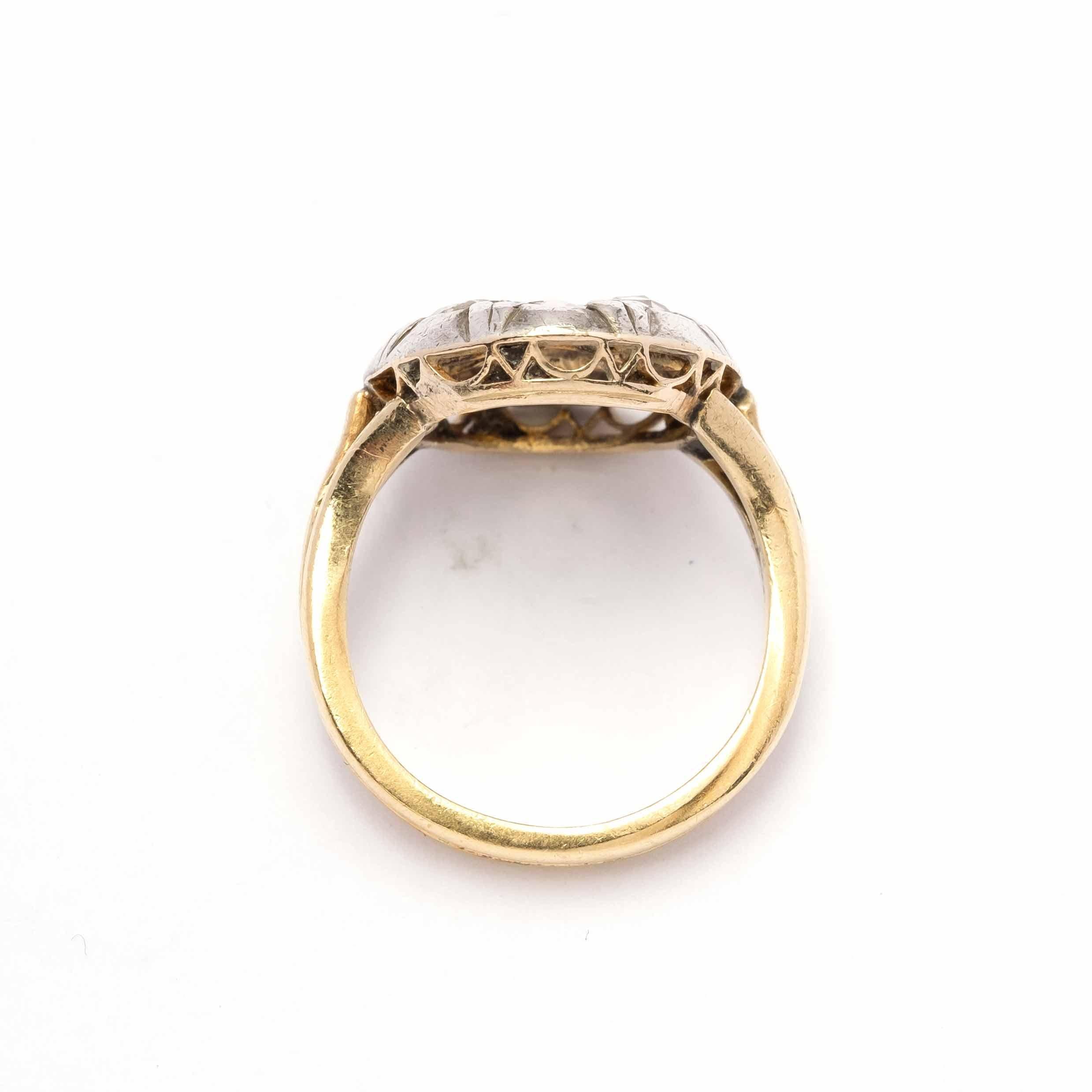 Anillo antiguo engastado en plata y oro, con diamantes talla rosa coronè. De probable procedencia italiana, época de principios del siglo XX c.a.

Lo más destacado:
- Engaste de oro y plata
- Diamantes talla rosa Coronè
- Principios del siglo XX,