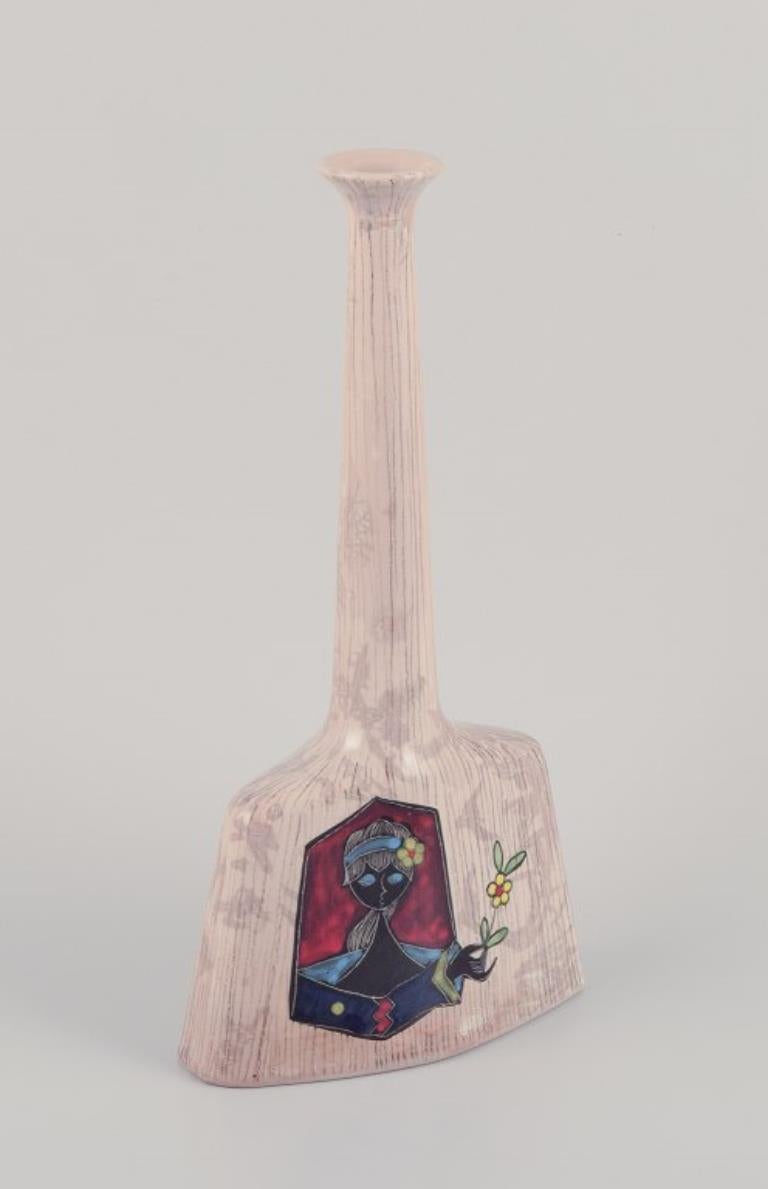 Coronetti Cunardo, Italy.
Narrow-necked ceramic vase.
Hand-decorated with a female motif.
Approximately from the 1960s.
Marked.
In excellent condition.
Dimensions: W 17.0 cm x D 7.5 cm x H 32.5 cm.