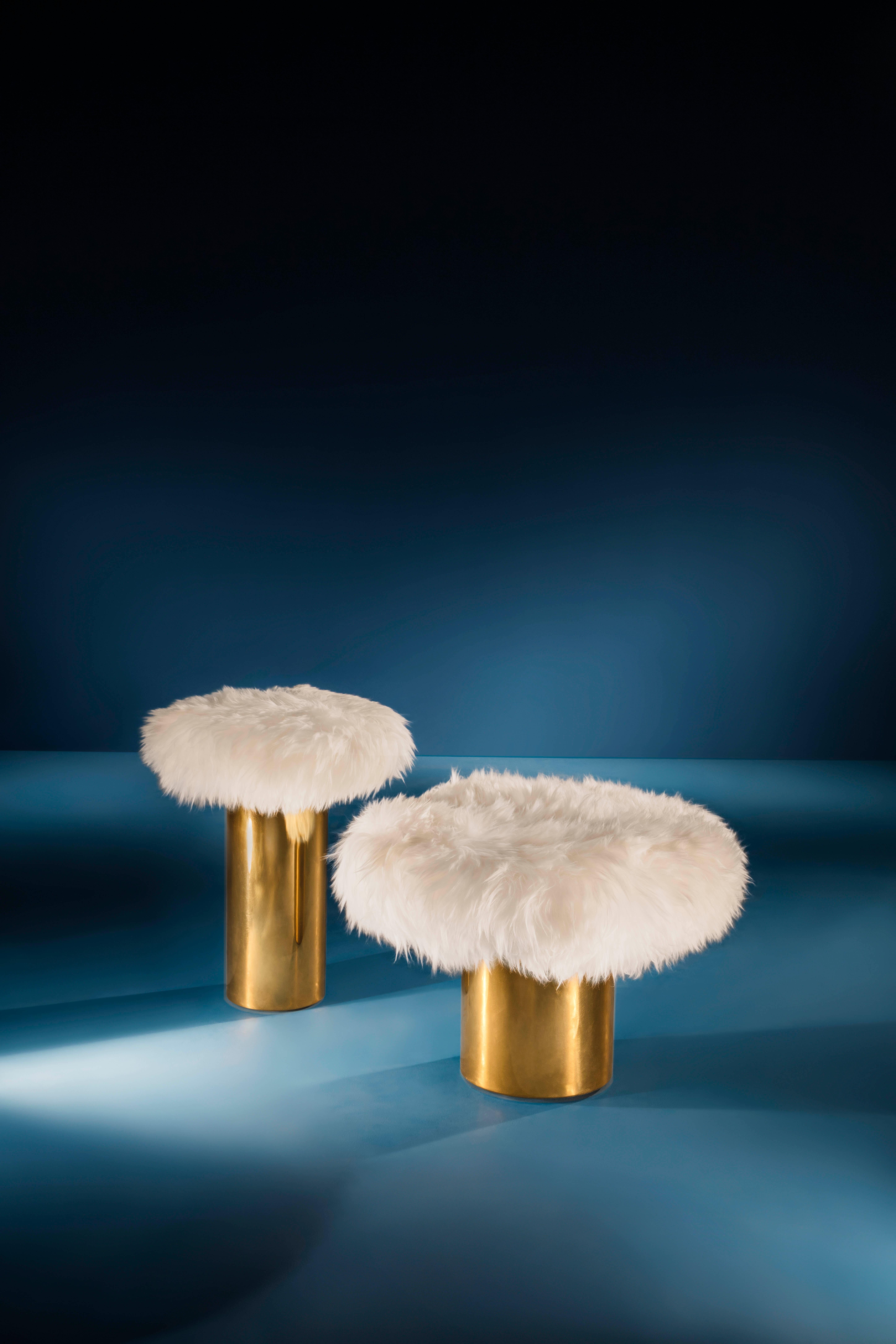 Coronum Großer Couchtisch aus Schafsleder mit goldener Kappe von Artefatto Design Studio (Moderne) im Angebot