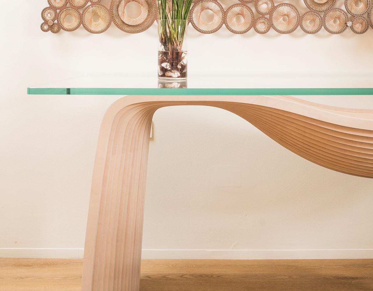 
La consola grande Corozo es una pieza llamativa y versátil diseñada para elevar tu espacio vital. Fabricada con contrachapado laminado de primera calidad, esta consola presenta una superficie lisa y elegante que resalta sus ricas vetas de madera, a