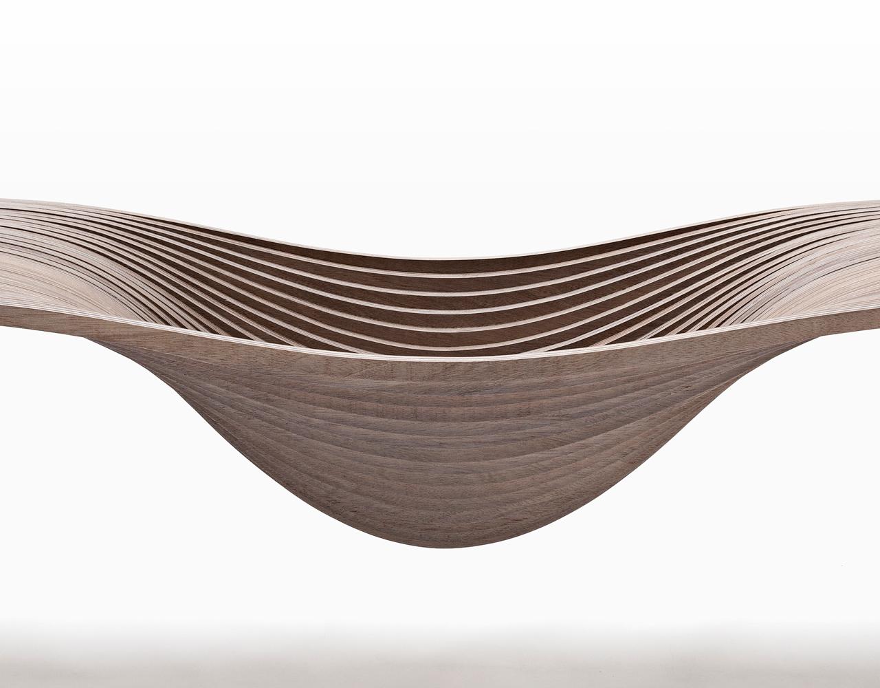 Doré Corozo Medium by Piegatto, une table contemporaine sculpturale en vente