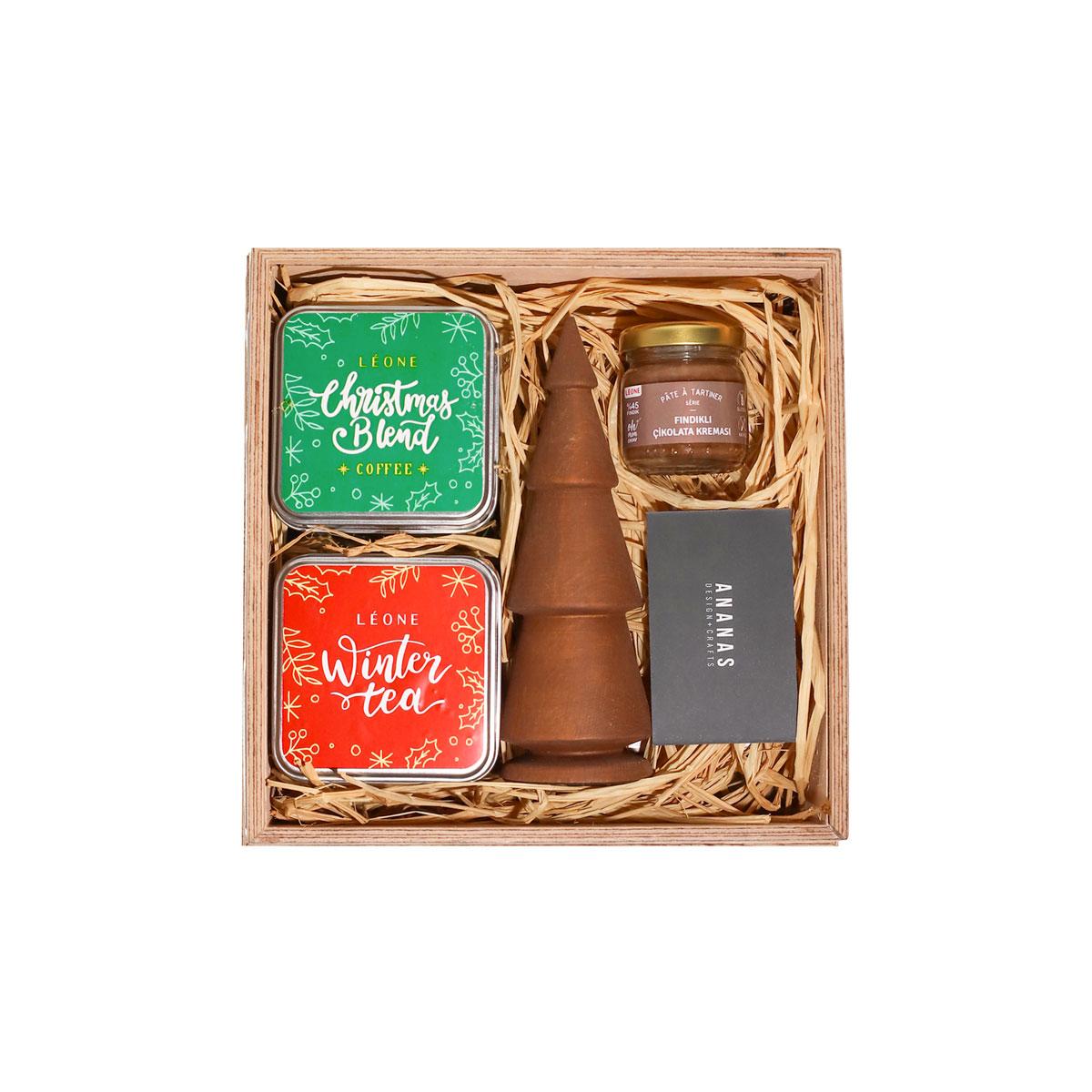 Die Corporate Christmas Gift Box ist ein ästhetisch raffiniertes und funktionelles Geschenkset, das speziell auf die Bedürfnisse der Geschäftswelt zugeschnitten ist. Diese in Zusammenarbeit mit der Patisserie LEONE entwickelte Box verleiht Ihrer