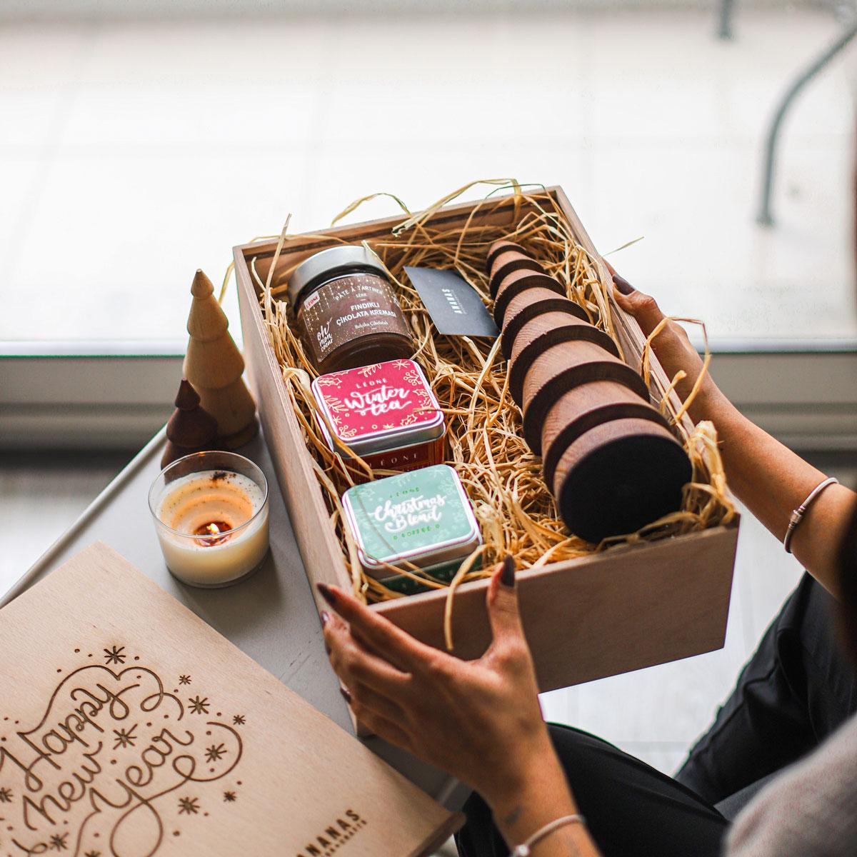 Die Corporate Christmas Gift Box ist ein durchdachtes und einzigartiges Geschenkset, das auf die Erwartungen der Geschäftswelt zugeschnitten ist. Die in Zusammenarbeit mit der LEONE Patisserie entwickelte, individuell gestaltbare Sperrholzkiste ist