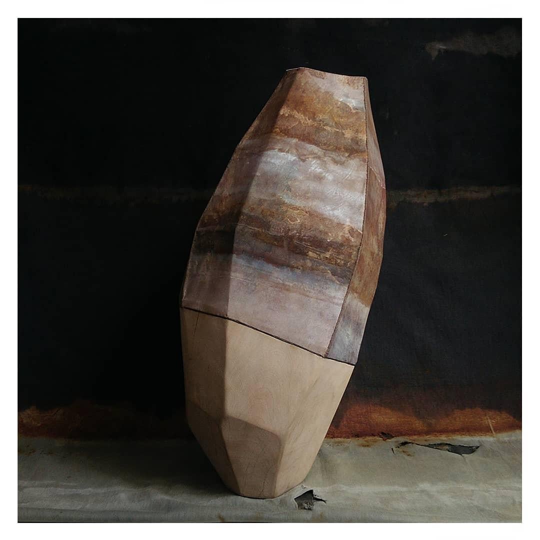 Vase sculptural géométrique unique en bois et soie bicolore, tons terreux par Awaré en vente 4