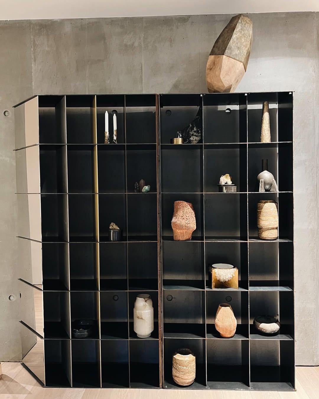 Vase sculptural géométrique unique en bois et soie bicolore, tons terreux par Awaré en vente 6