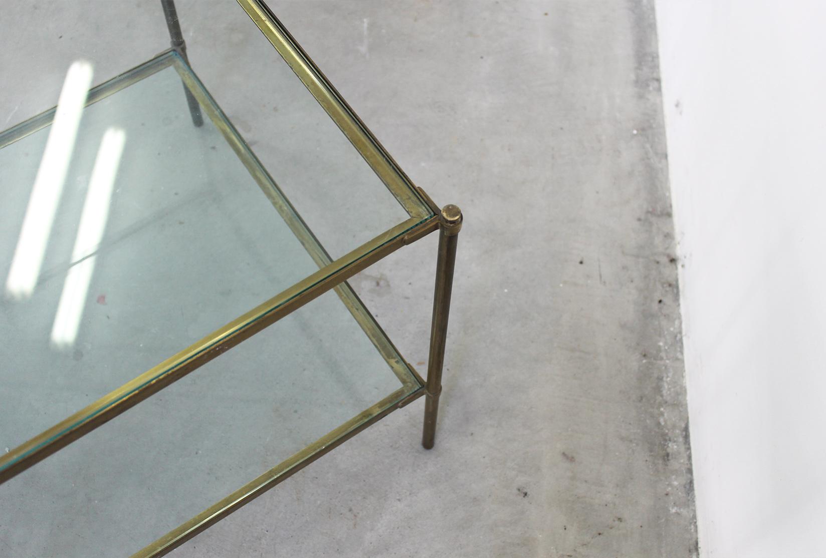 Un set di due tavolini Montecarlo (T12) con una semplice ed elegante struttura in ottone e piani in cristallo, sono il compagno perfetto per qualsiasi seduta, letto o scrivania.

La struttura in ottone presenta una piacevole patina dovuta all'età