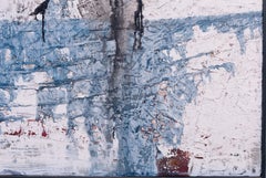 Blue on the wall under a lime sky (Blu sul cielo sotto un cielo di calce)