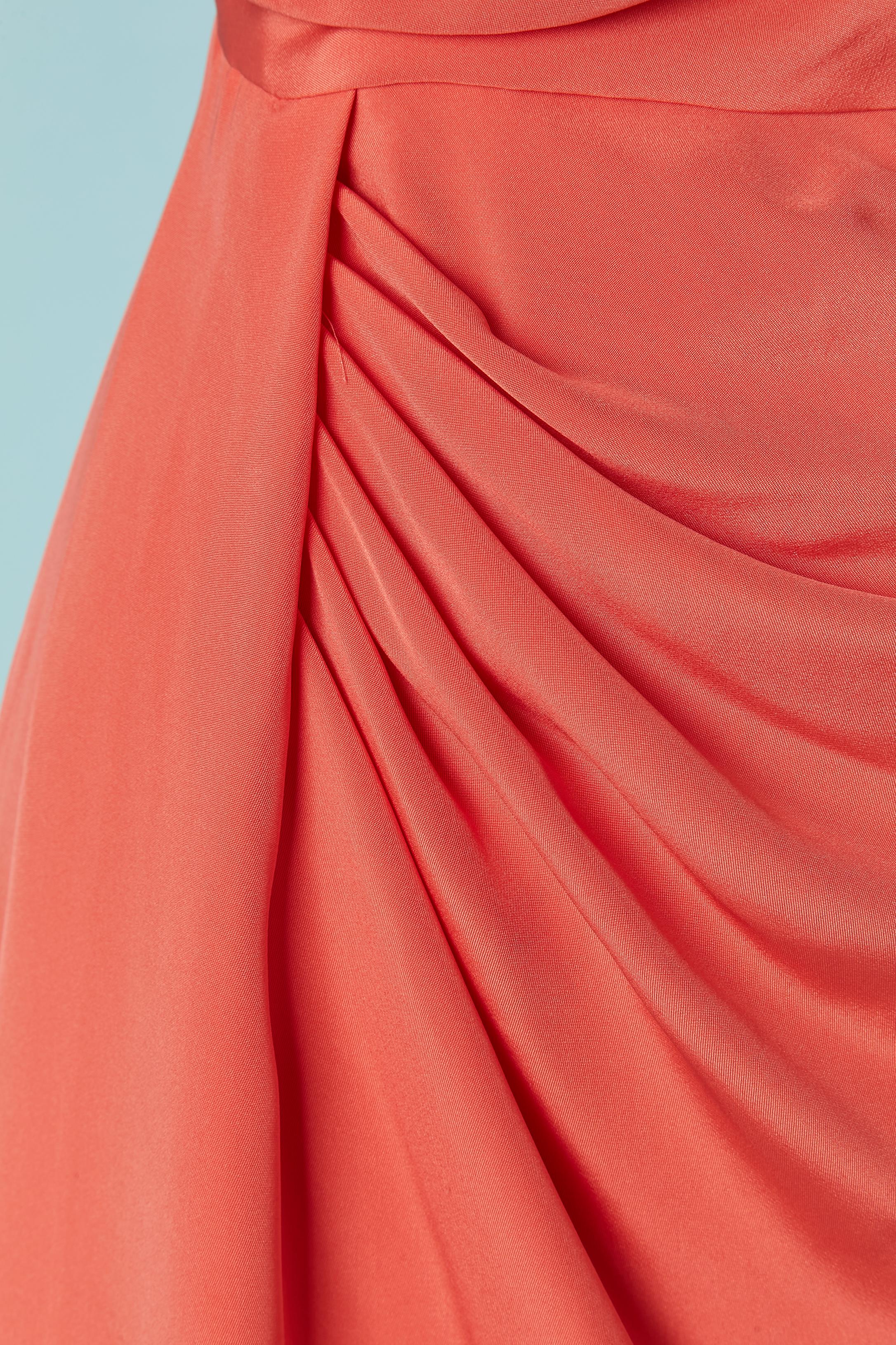 Robe de cocktail Corral avec encolure amovible en strass. Composition du tissu principal : 54% acétate, 26% nylon, 20% soie. 
Manches raglan. Fermeture éclair au milieu du dos. 
TAILLE 42 (It) 38 (Fr) M 