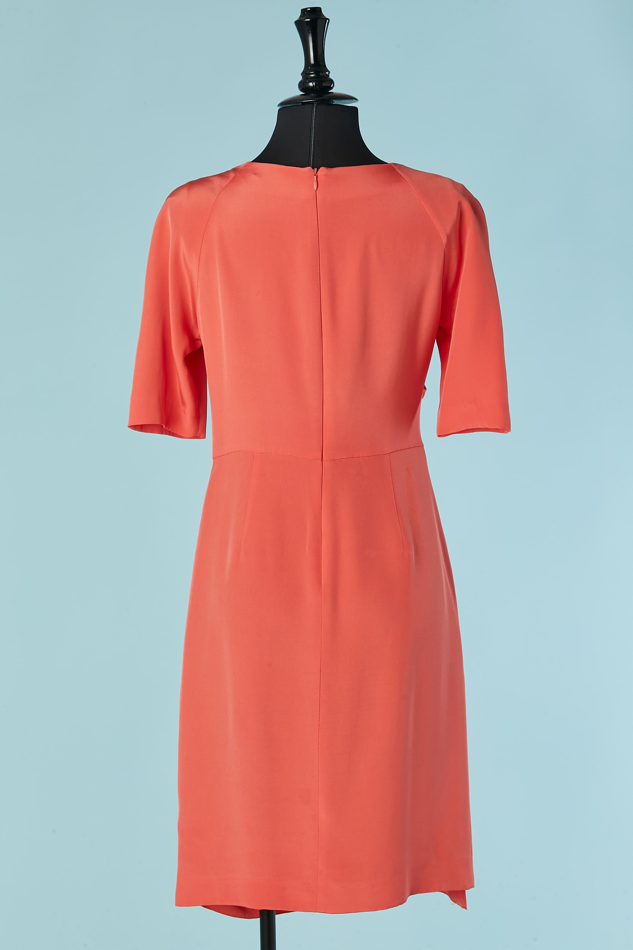 Robe de cocktail en corail avec encolure en strass BLUMARINE en vente 2