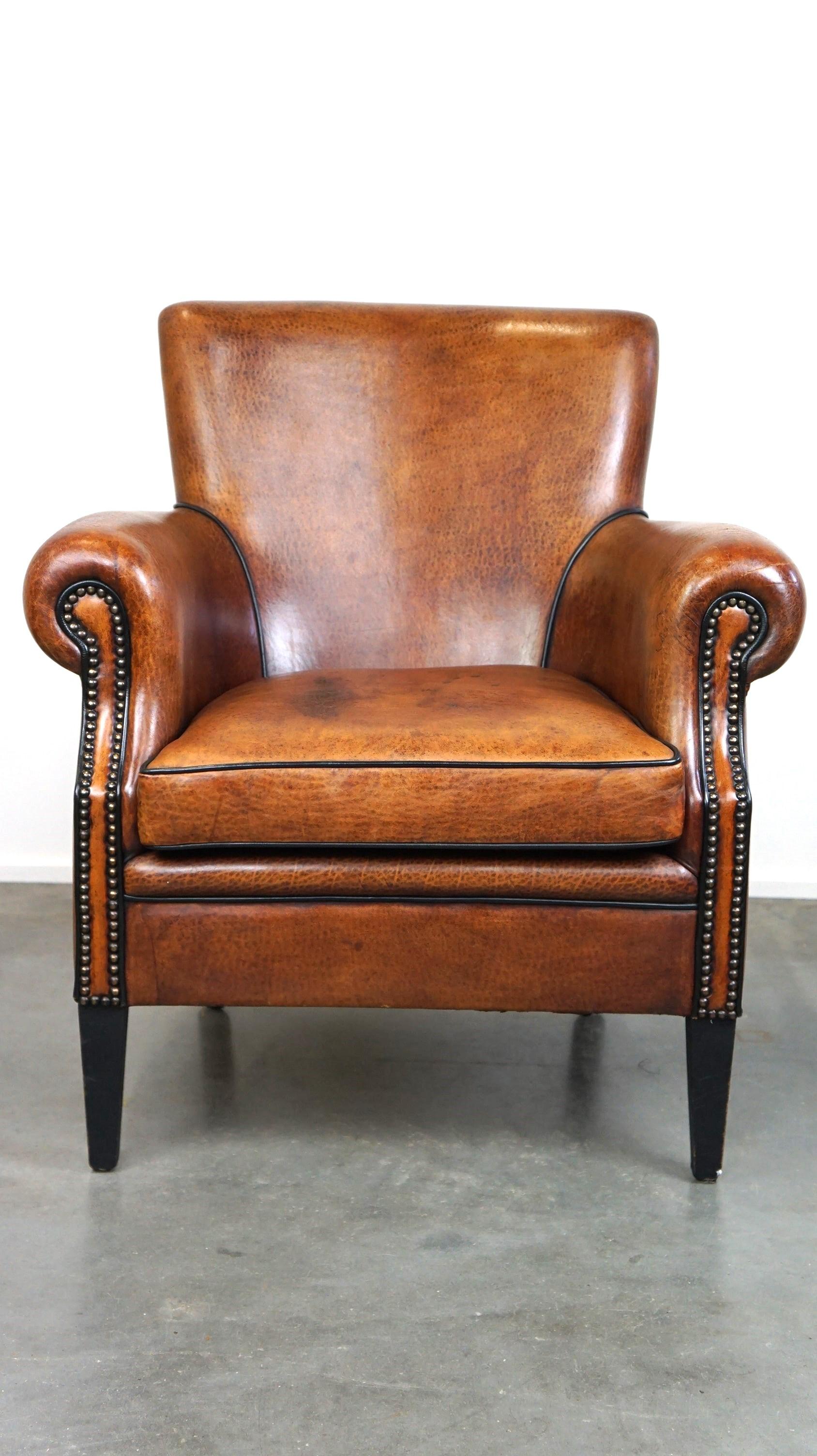 Offert : Ce fauteuil/fauteuil en cuir de mouton, raffiné et confortable, d'une belle finition, doté d'un coussin d'assise amovible.

Ce fauteuil en cuir de mouton exquis est bien plus qu'un simple siège confortable. Son aspect correct et robuste