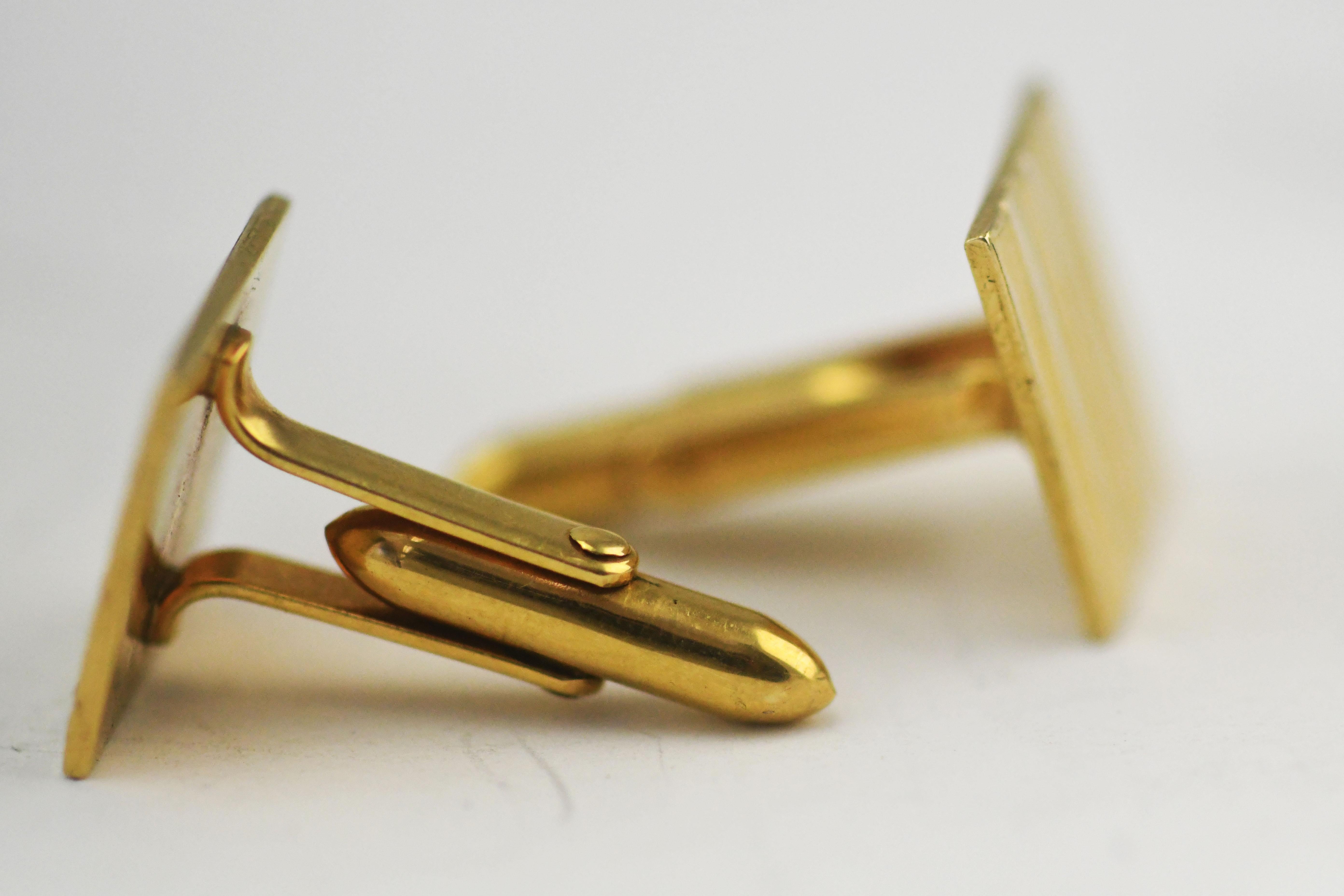  Correct D&B Dolan Bullock 14k Yellow Gold Pin Striped Style Square Cufflinks  10.6 grams They are 16mm x 16mm pieces and 25mm from front to end of the toggle bar on the back.  Beautiful pieces are well built.  