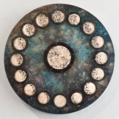 «Calendario lunar VI» - escultura de pared, luz, cristales, espacio