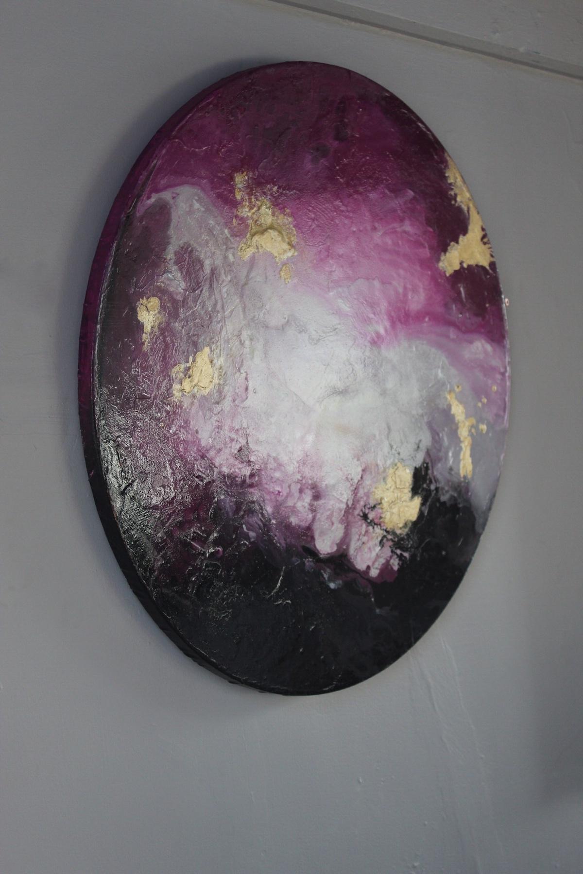 Oceano rosa, quadro circolare astratto su tela, arte contemporanea rosa porpora - Painting Astratto di Corrine Natel