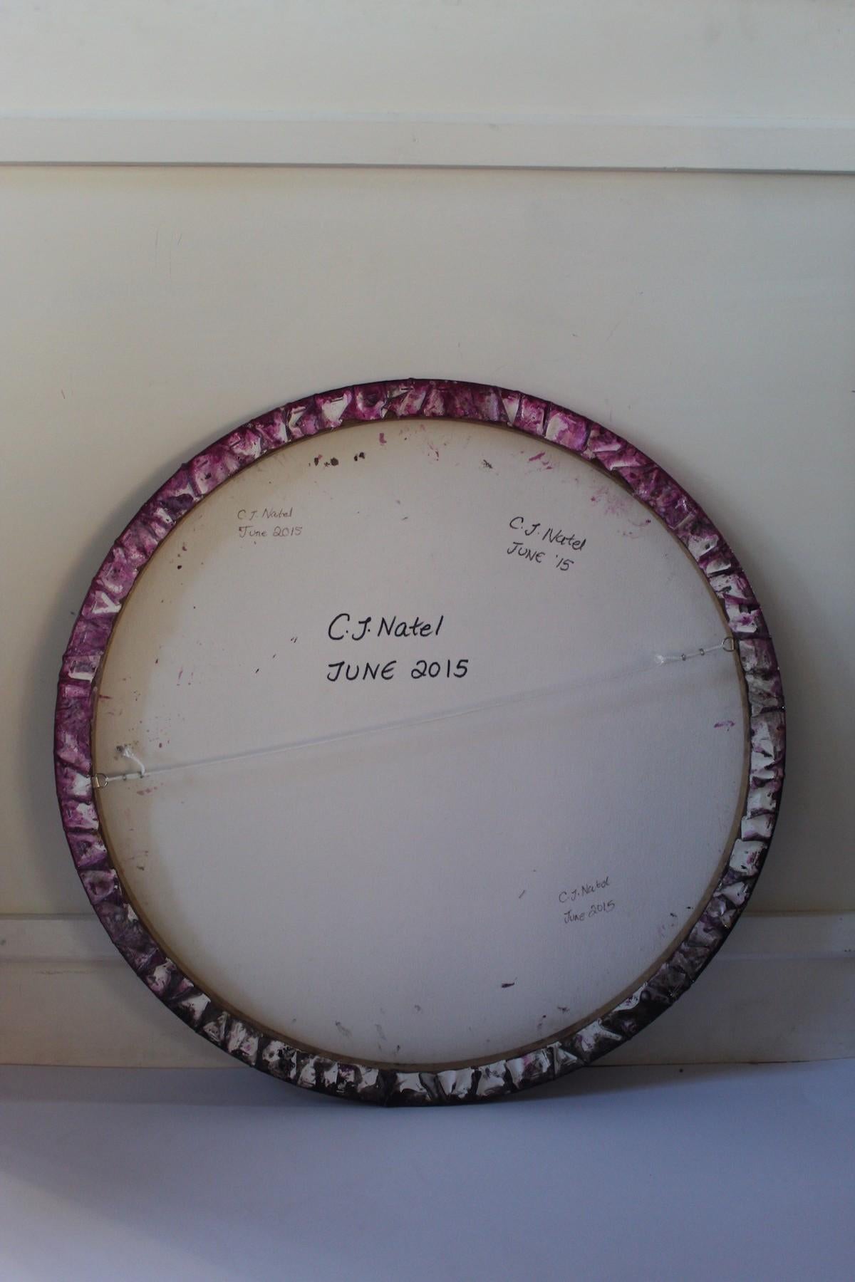 Oceano rosa, quadro circolare astratto su tela, arte contemporanea rosa porpora - Still-Life Painting Grigio di Corrine Natel