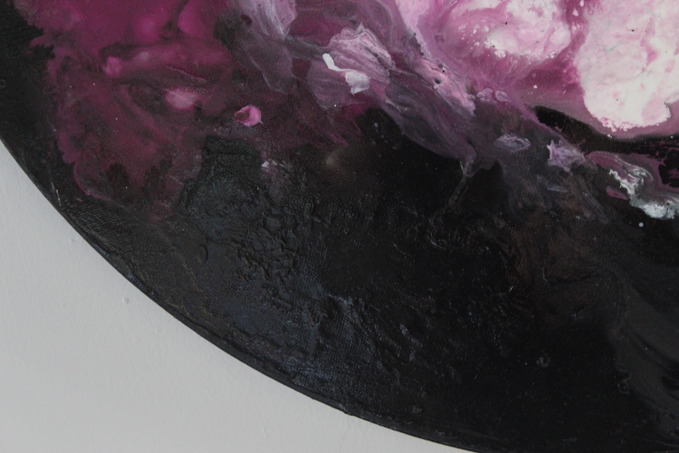 Pink Ocean di Corinne Natel è un'interpretazione astratta dell'oceano, con elementi d'oro. Creato con acrilici fluidi e una finitura lucida su una tela circolare. Uno splendido pezzo colorato e fluente.
Scopri le nuove opere di Corinne Natel in
