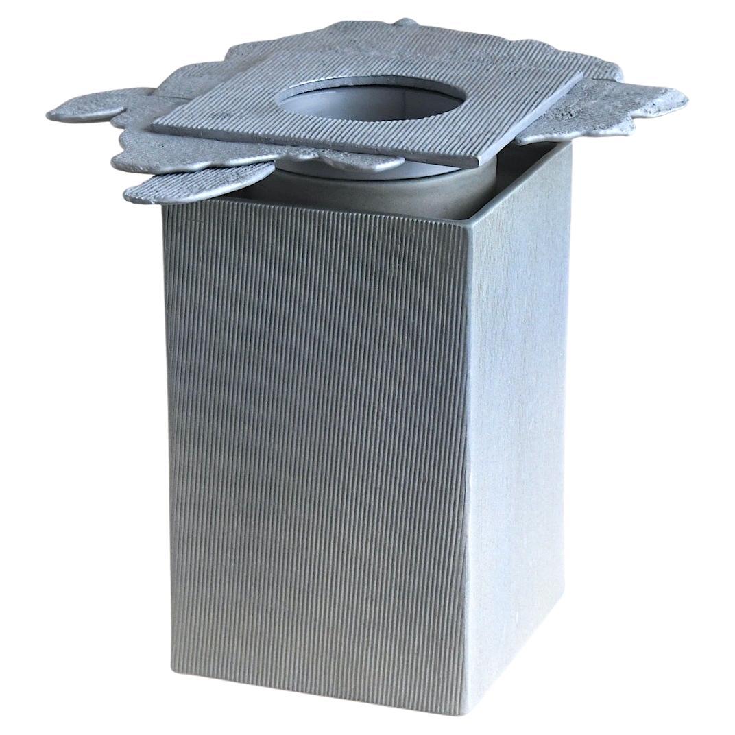 Corru Vessel no2 - Contenitore in ceramica strutturata fatto a mano con coperchio in alluminio fuso in vendita