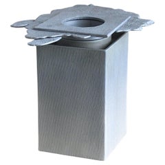 Corru Vessel no2 - Handgefertigter, strukturierter Keramikbehälter mit gegossenem Aluminium-Deckel