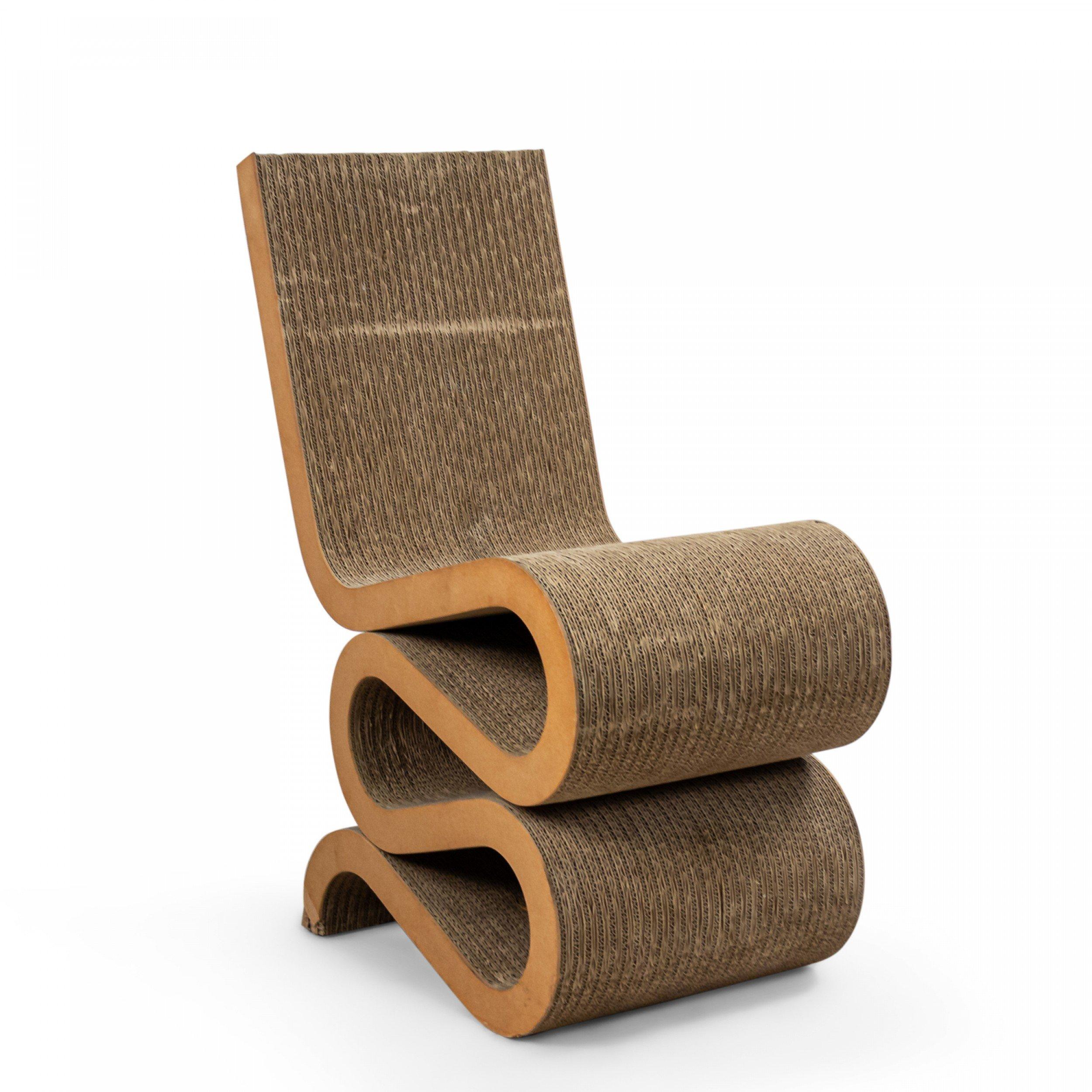 Chaise d'appoint wiggle du milieu du siècle en carton ondulé sculpté avec placage de bois le long des bords (FRANK GEHRY)

L'assise et le dos présentent une certaine usure due à l'utilisation.