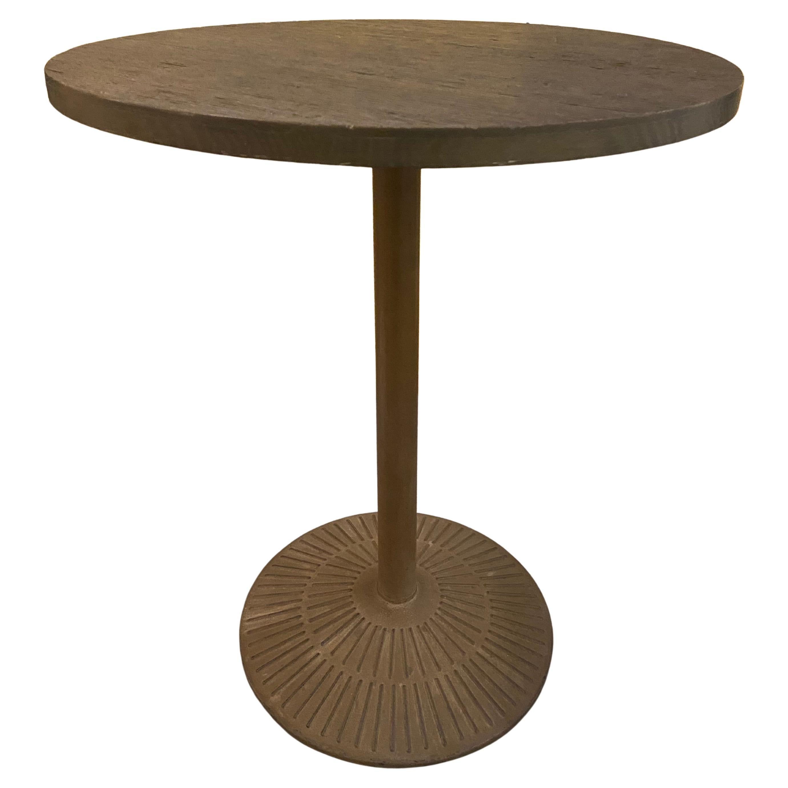 Table d'appoint en chêne cérusé ondulé et base en acier de couleur rouille