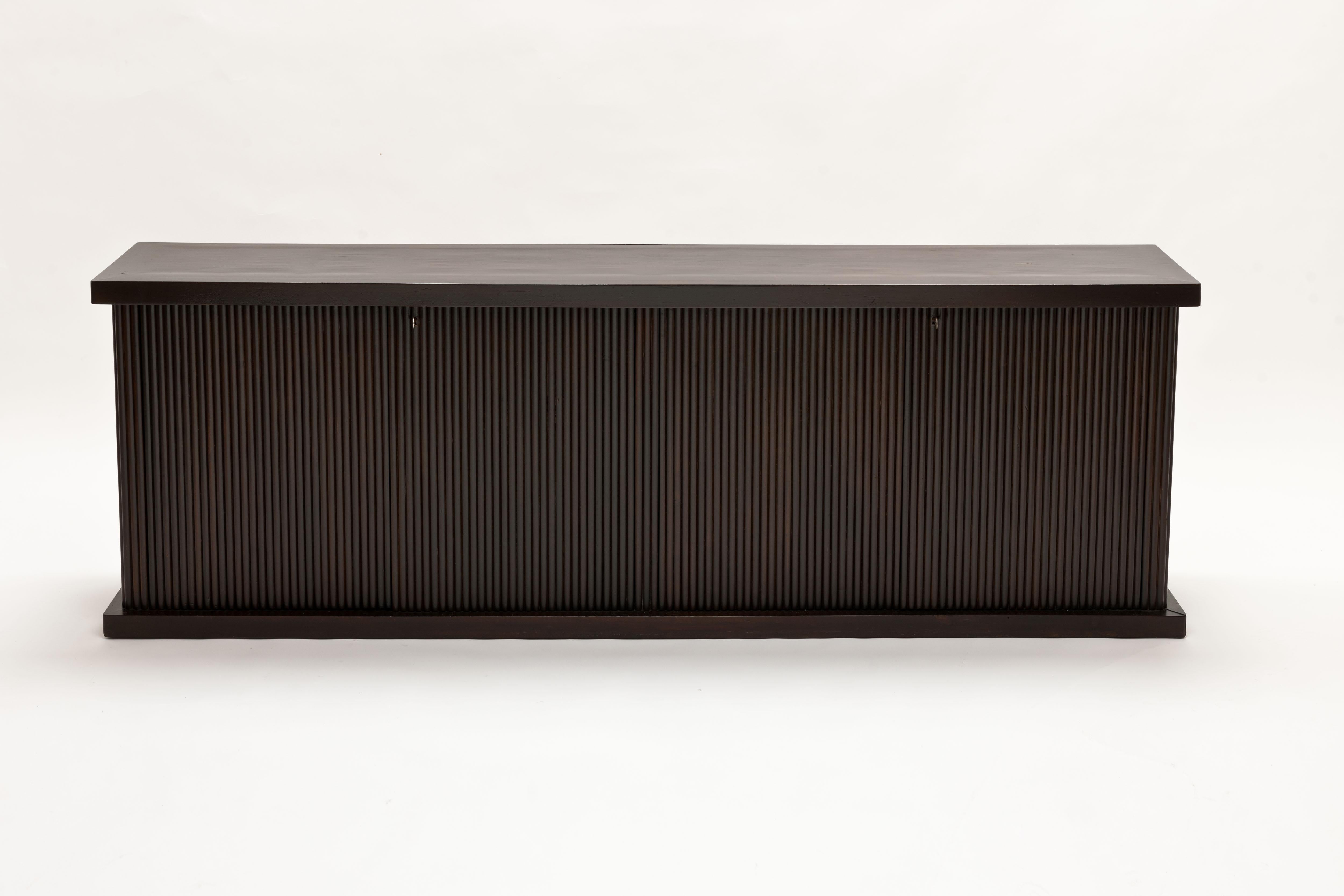 Minimalistic credenza with corrugated panelling by Italian 'Galleria Mobili D’arte Cantù', attributed design by 'Vittorio Dassi' who designed furnishing for Cantù with the exact same corrugated panels.
The credenza comes with two smaller drawers