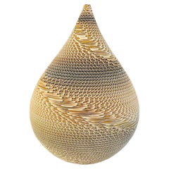 Vase-sculpture en papier ondulé, France, Contemporary