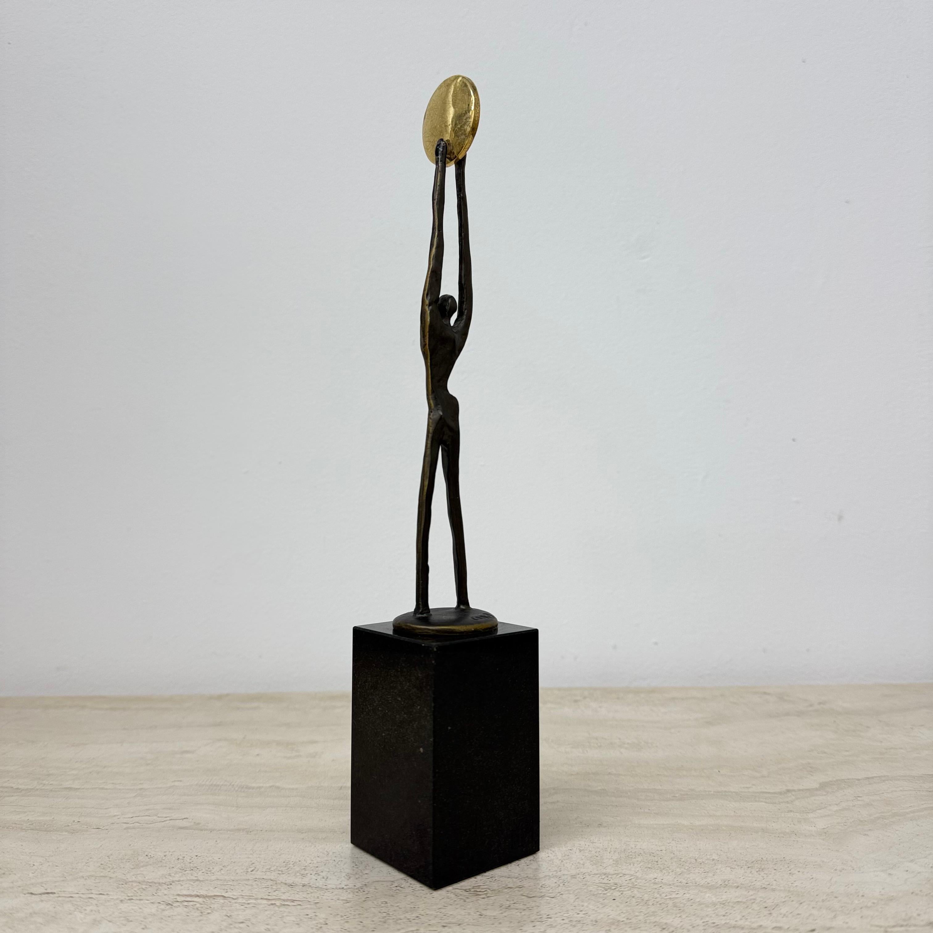 sulla strada di una scultura dal futuro brillante 