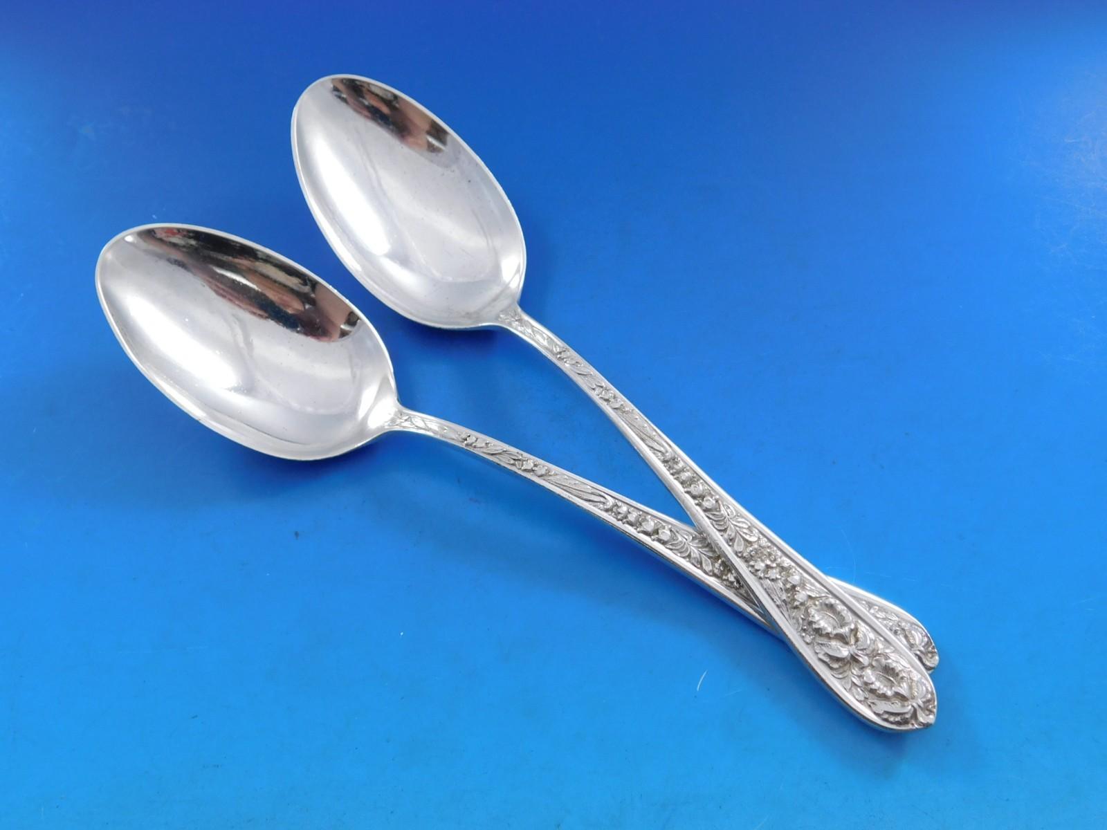 Corsage by Stieff, introduit en 1935, service de couverts en argent sterling - 89 pièces. Cet ensemble comprend :

12 Couteaux avec lames françaises en acier inoxydable, 9