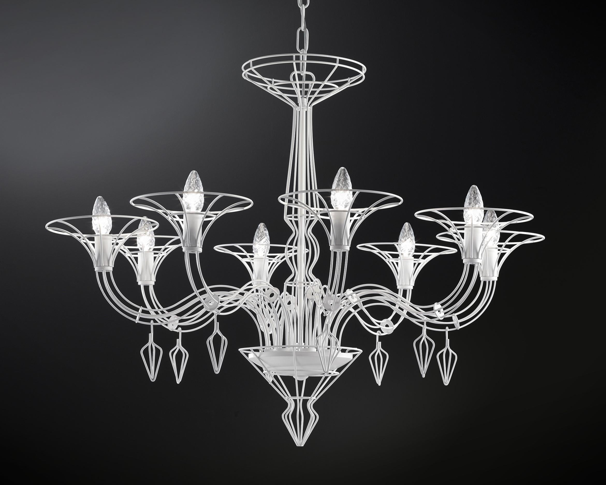 Araña italiana contemporánea con estructura de metal en color blanco que recuerda a una araña veneciana tradicional de Murano / Fabricada en Italia por Fabio Ltd
Diámetro: 35,5 pulgadas / Altura: 27,5 pulgadas más cadena y dosel
8 luces / tipo E12 o